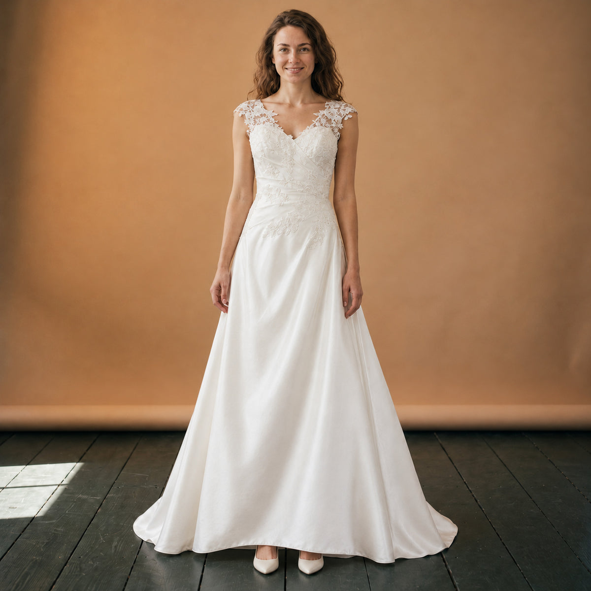 Robe charleston grande taille mariage longue en dentelle avec traîne portée en studio, vue de face Image