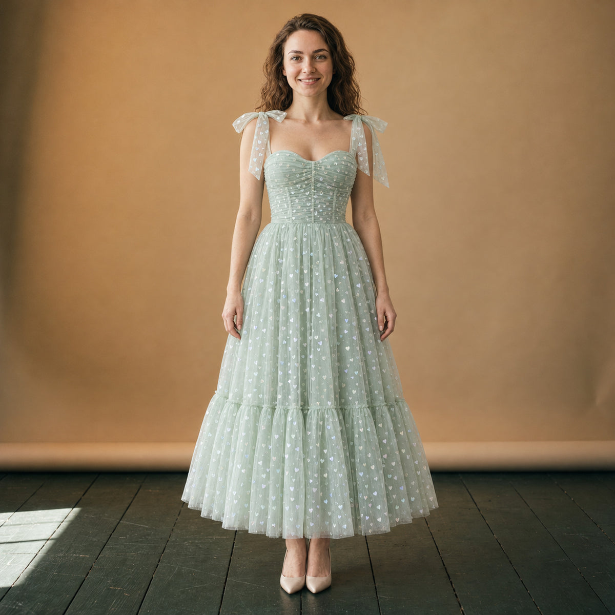 Robe charleston mariage vert menthe mi-longue à bretelles nouées portée en studio, vue de face Image