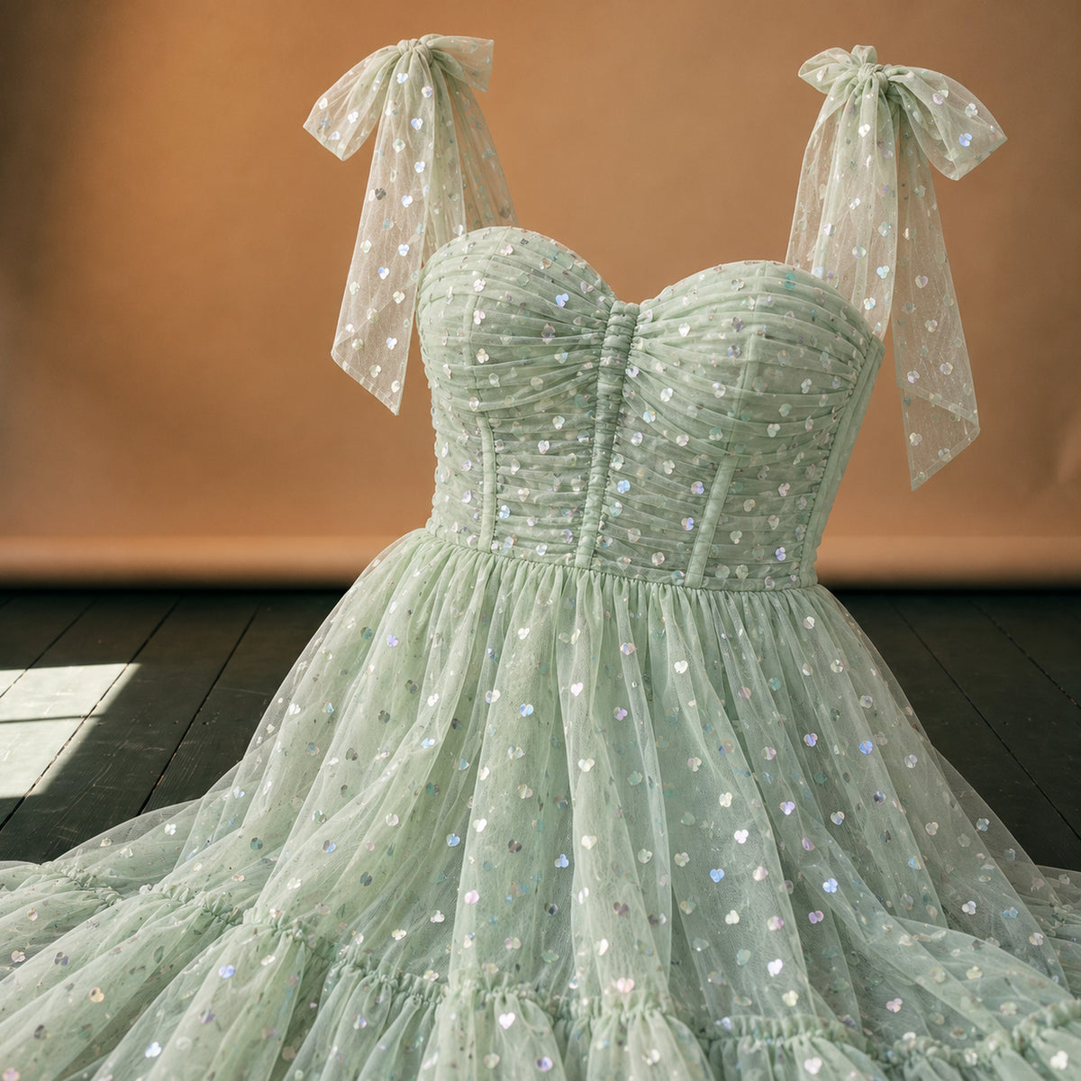 Gros plan sur le voile à petits cœurs brillants et le buste drapé de la robe charleston mariage vert menthe Image
