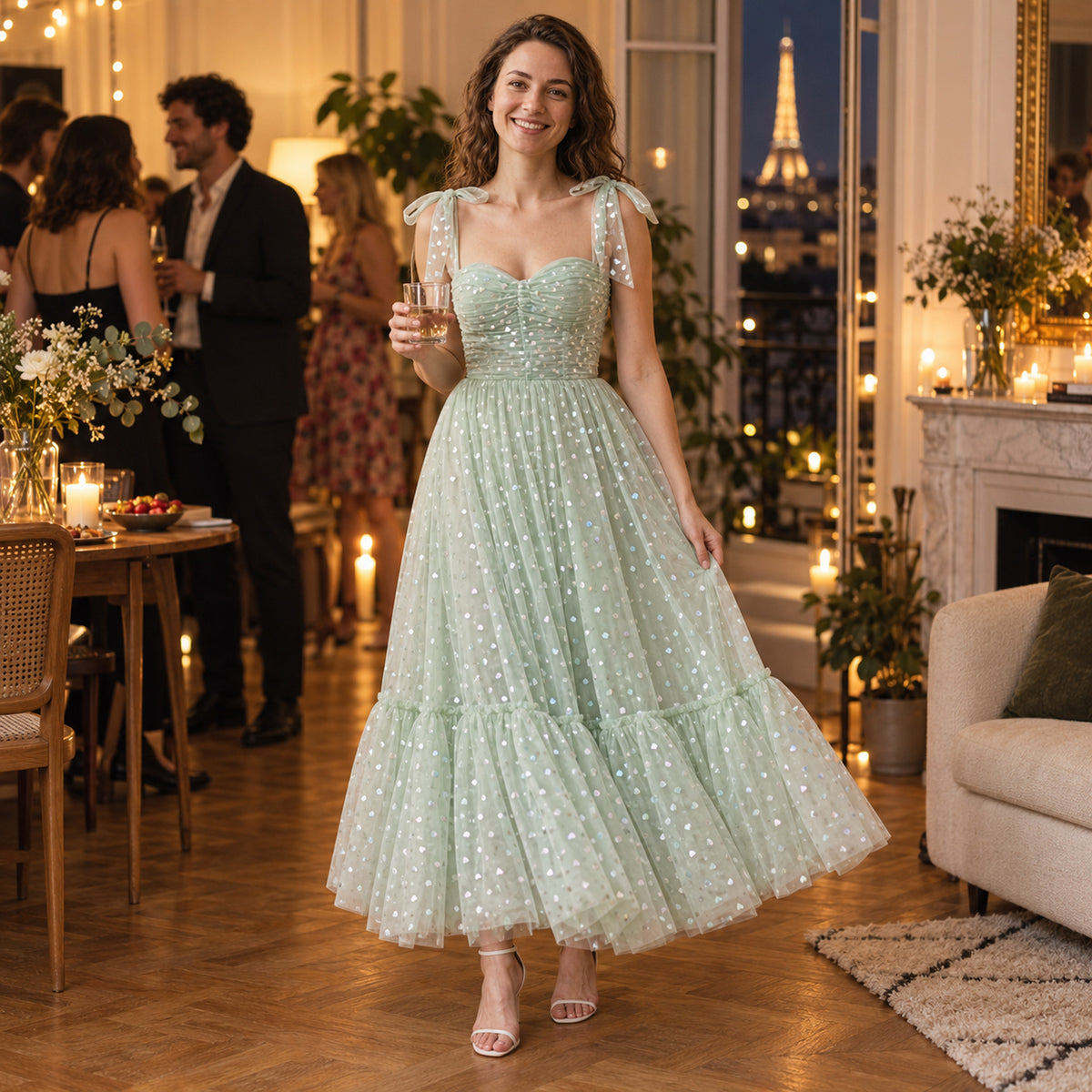 Femme portant la robe charleston mariage vert menthe lors d'un vin d'honneur en extérieur Image