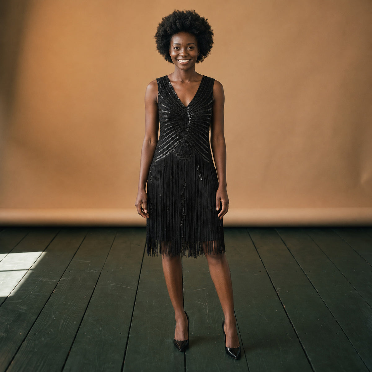 Robe charleston à paillettes et franges esprit années 20 portée en studio, vue en pied Image