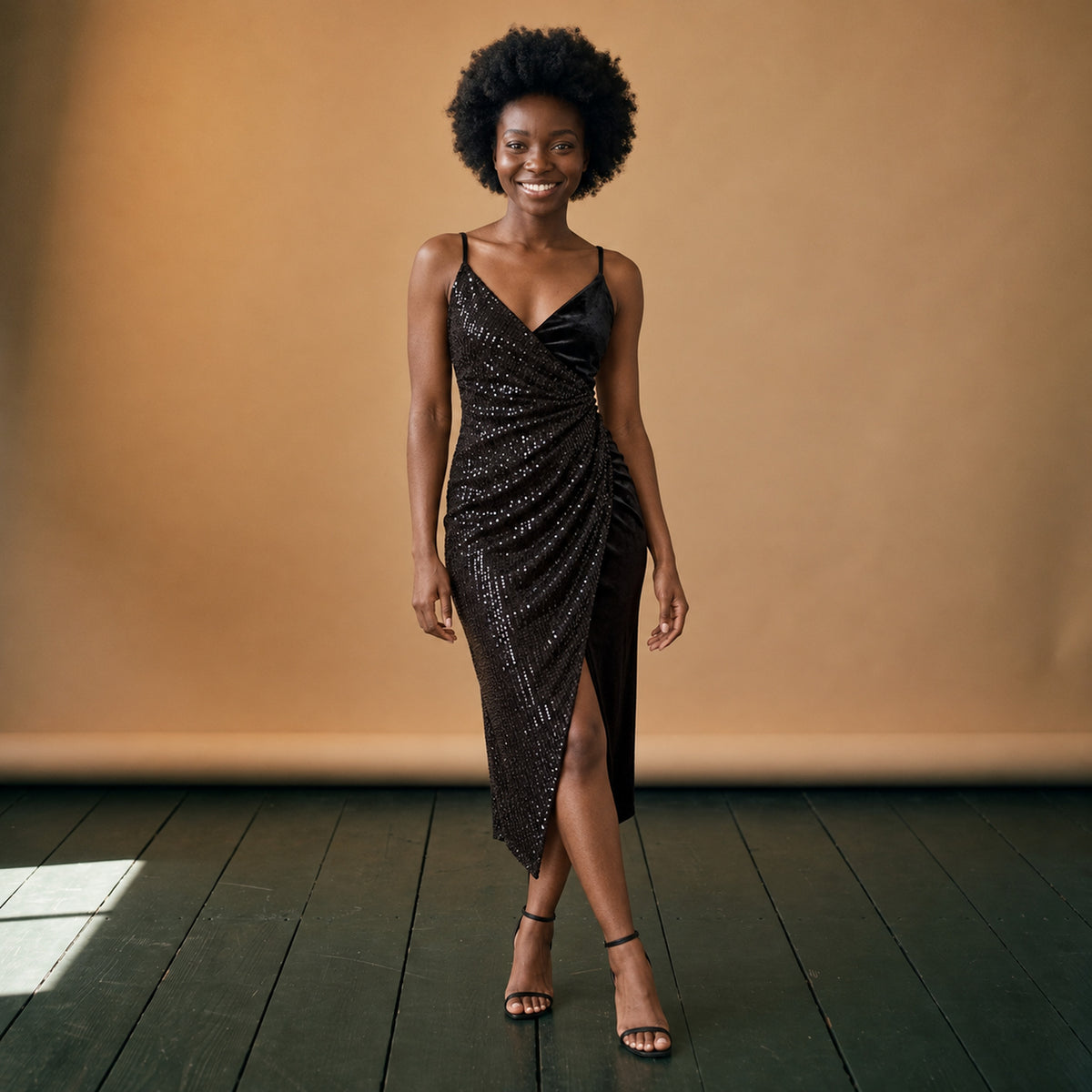 Robe charleston à sequins portefeuille avec fente et fines bretelles portée en studio, vue de face Image