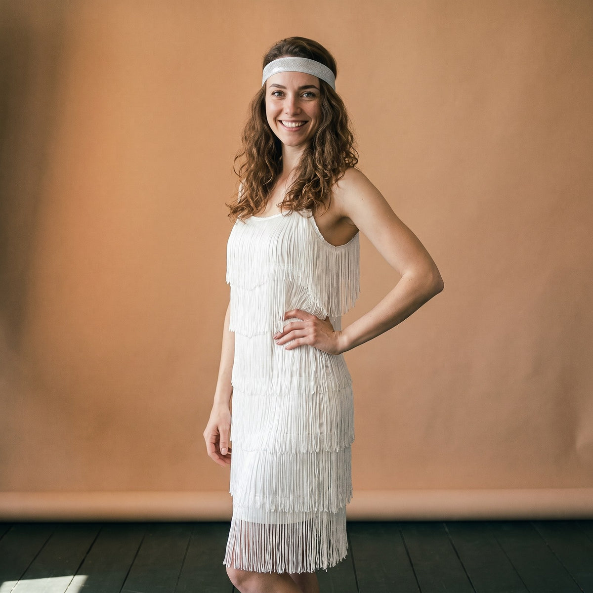 Mannequin en robe charleston blanche à franges avec bandeau des années folles Image