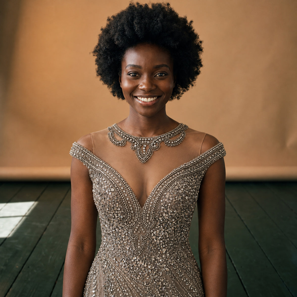 Robe cocktail charleston brodée de perles portée en studio, encolure perlée, vue de face Image