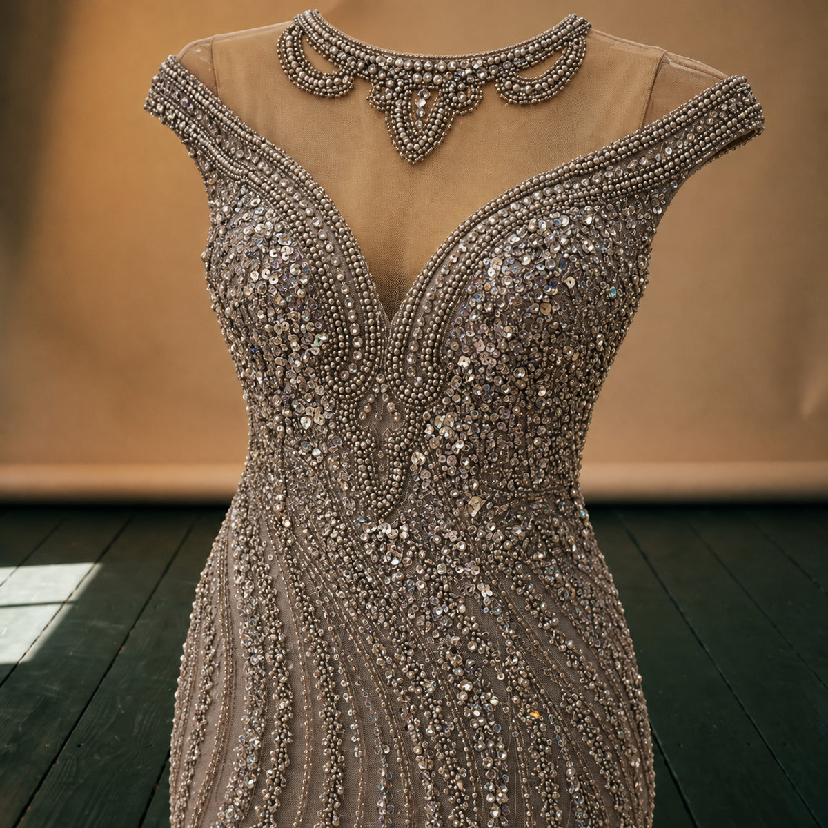 Gros plan sur la broderie de perles et de sequins argentés de la robe cocktail charleston Image