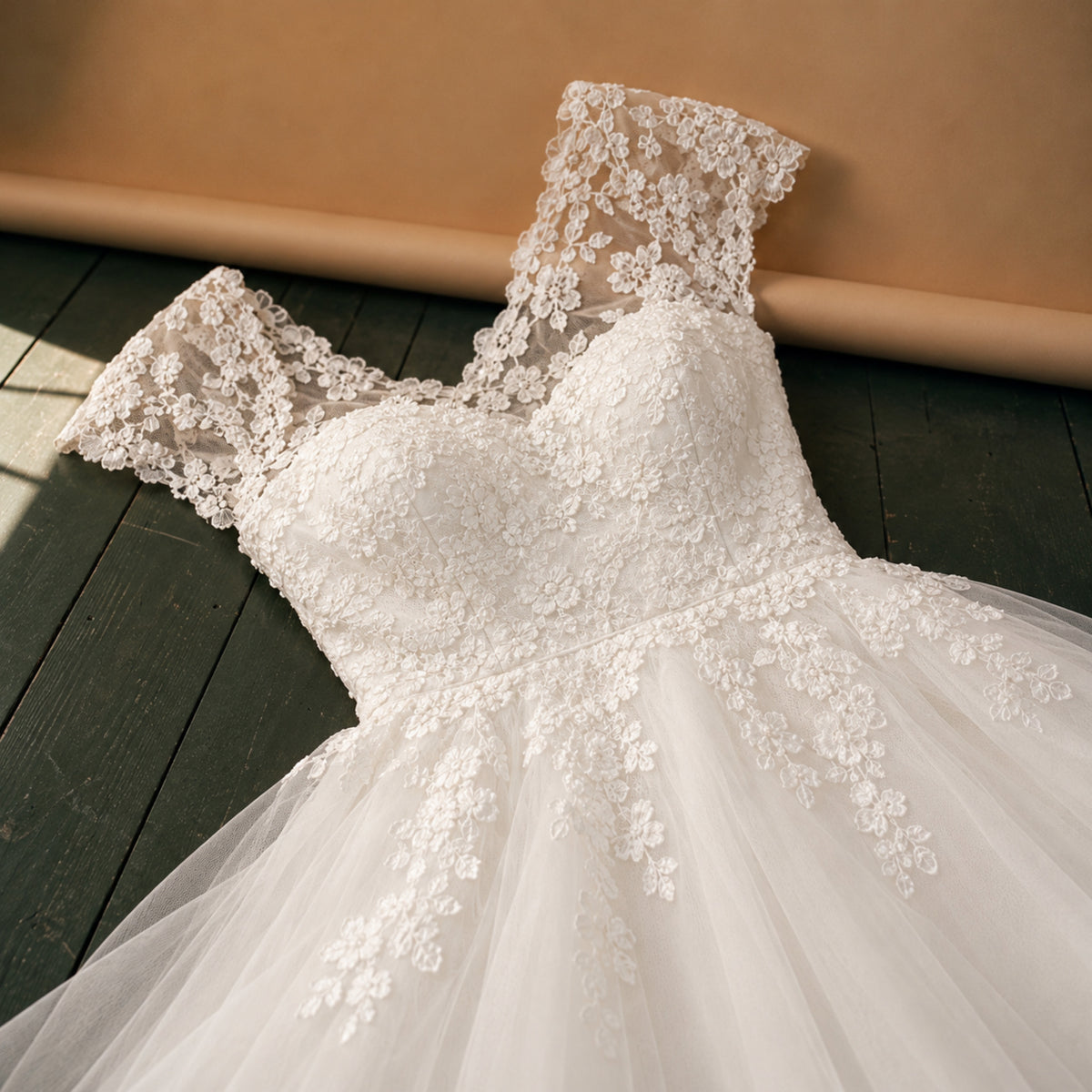 Gros plan sur la dentelle du corsage et le tulle de la jupe de la robe de mariée courte Image