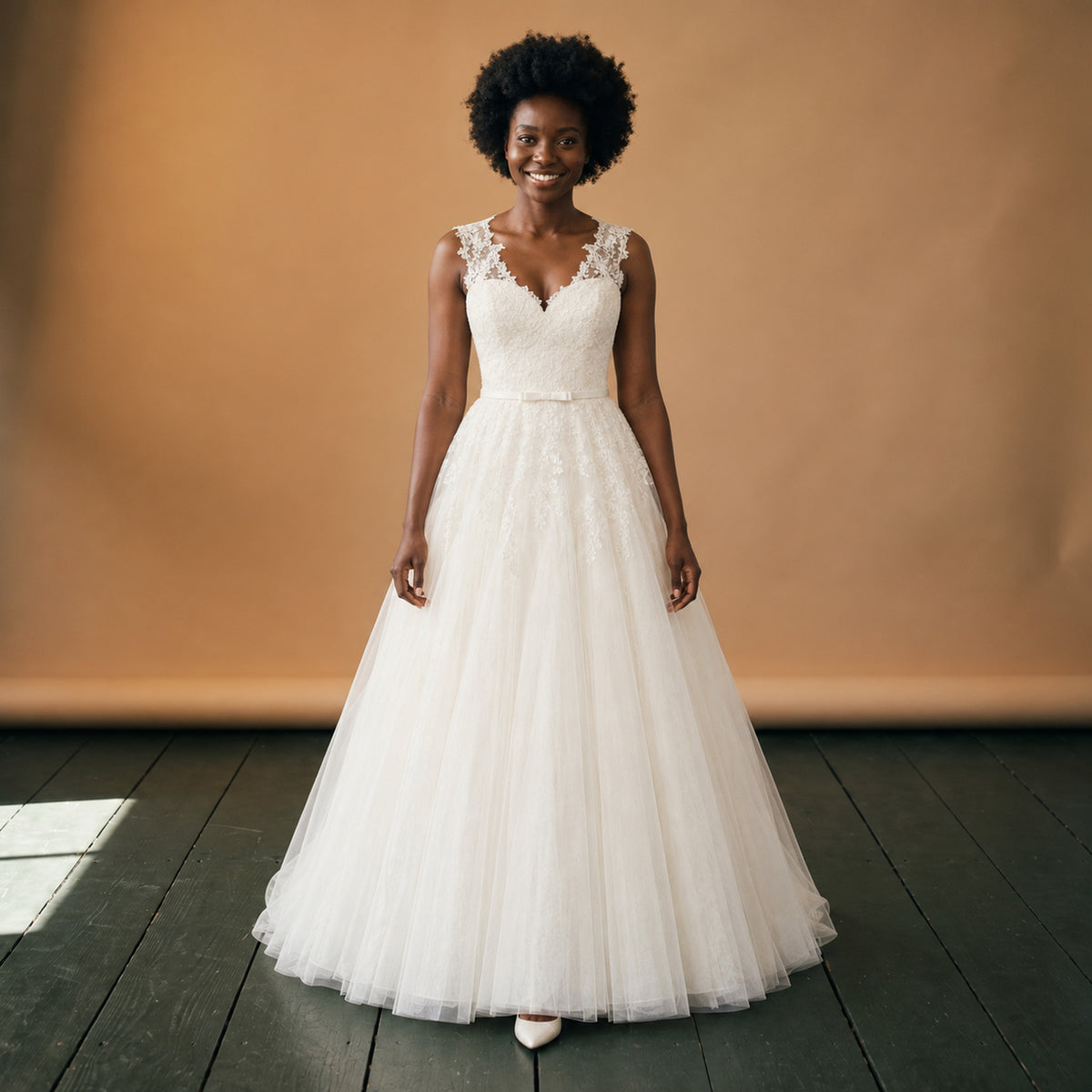 Robe de mariée courte vintage en dentelle et tulle portée en studio, vue en pied de face Image