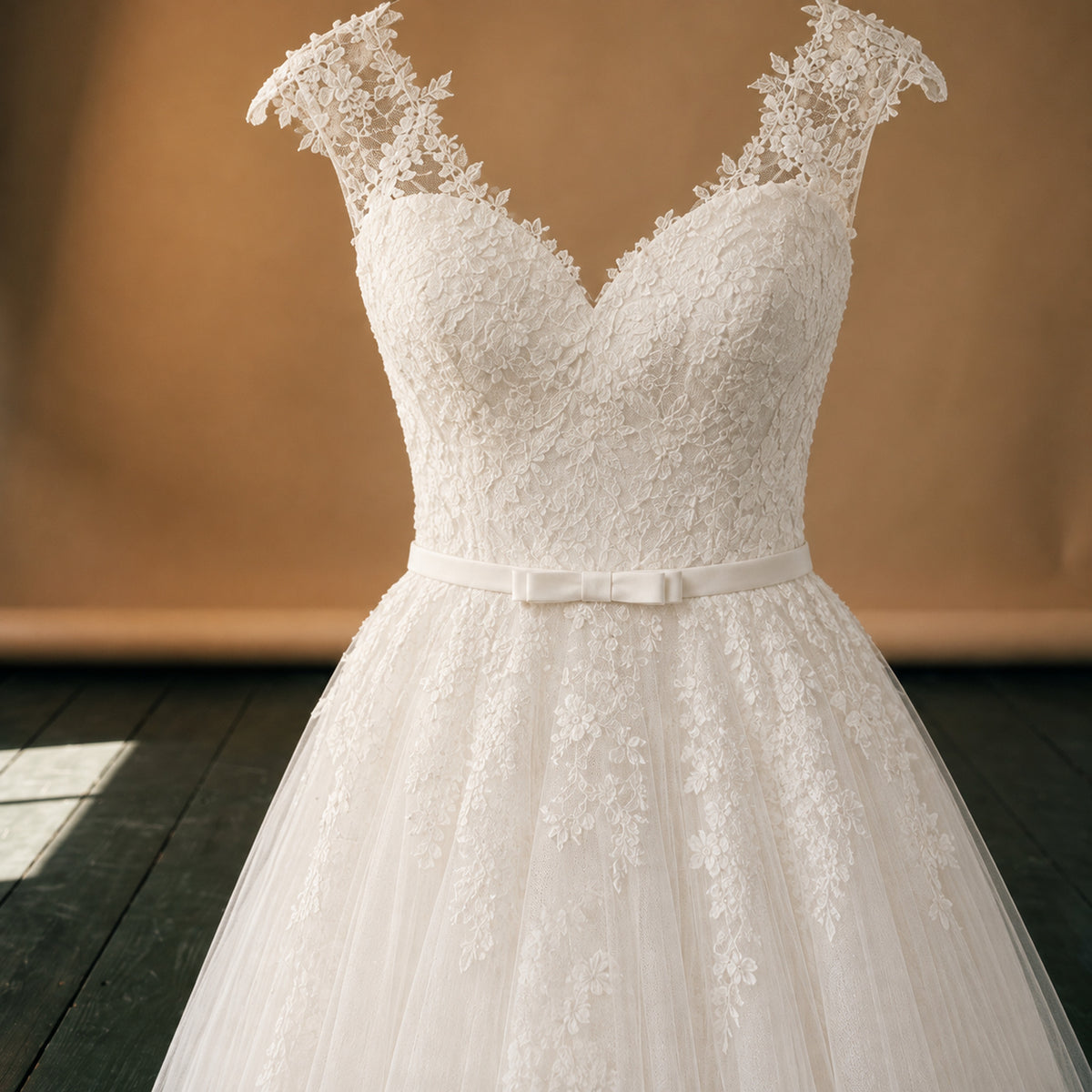 Gros plan sur la dentelle du décolleté et le tulle de la robe de mariée courte vintage Image