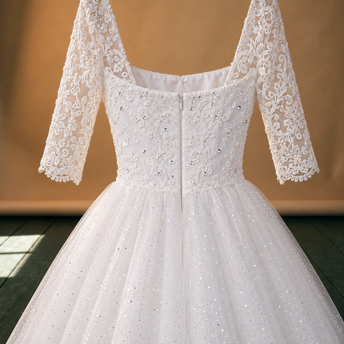 Gros plan sur les perles, paillettes et broderies de la robe de mariée vintage en dentelle à manches mi-longues Image
