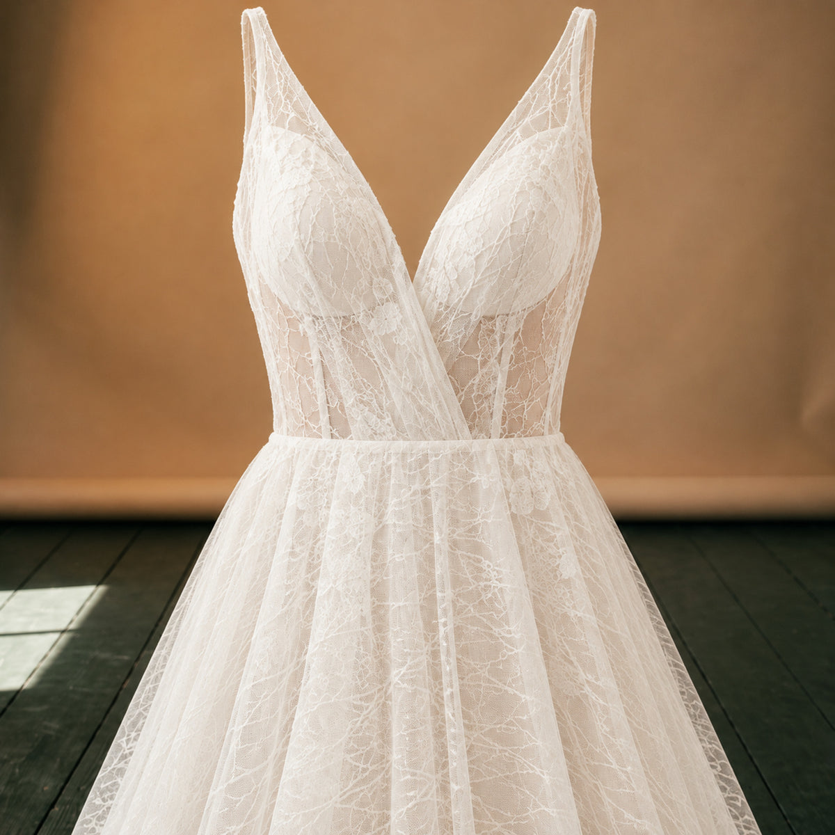 Gros plan sur les appliques fleuries, les perles et le tulle de la robe de mariée vintage chic à dos nu Image