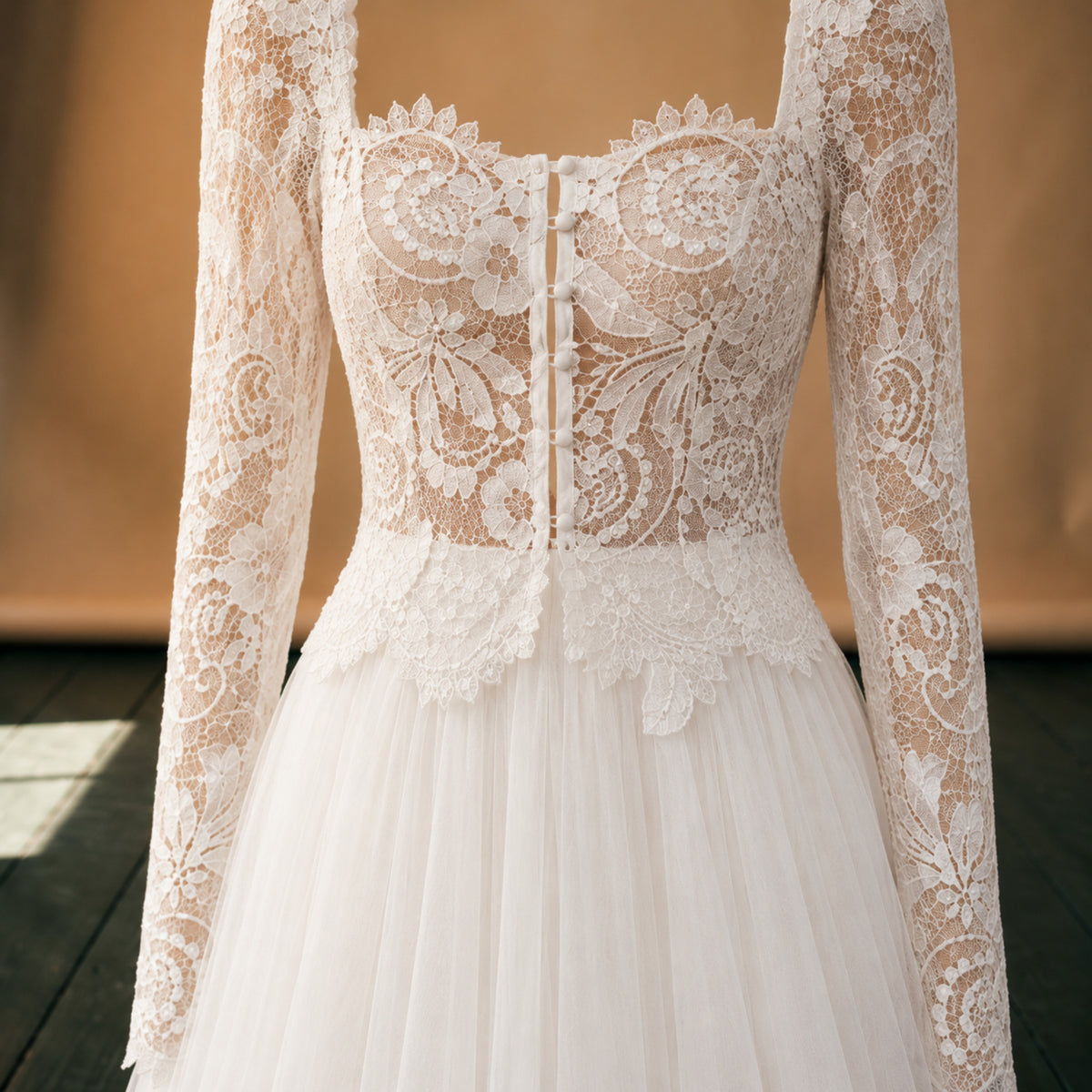 Gros plan sur la dentelle de la manche et les appliqués du corsage de la robe de mariée vintage deux pièces Image