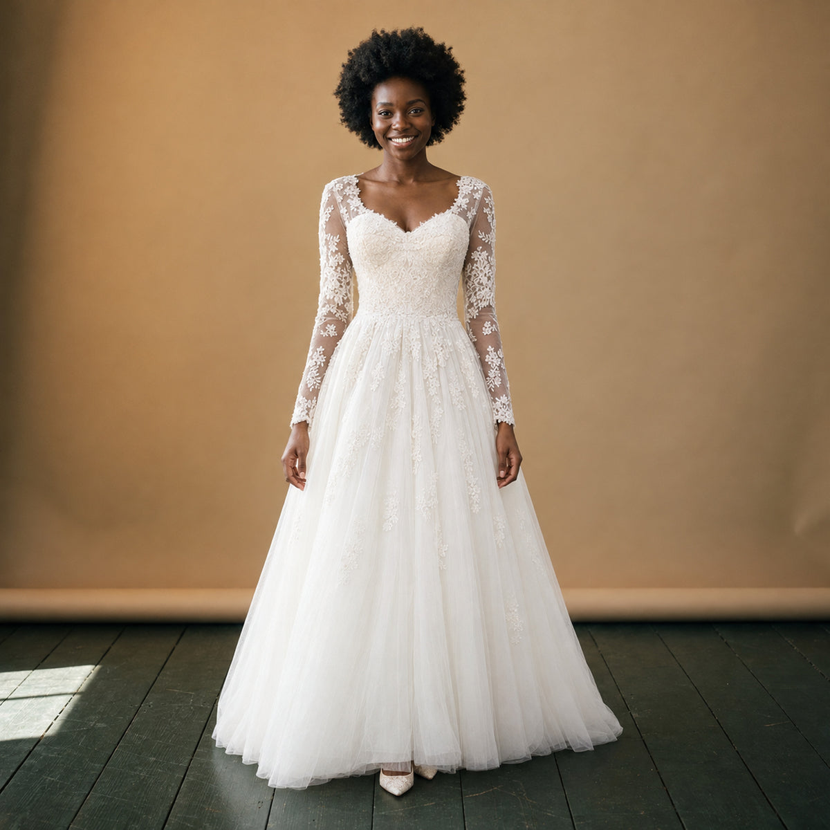 Robe de mariée vintage à manches longues en dentelle portée en studio, buste ajusté et jupe évasée Image