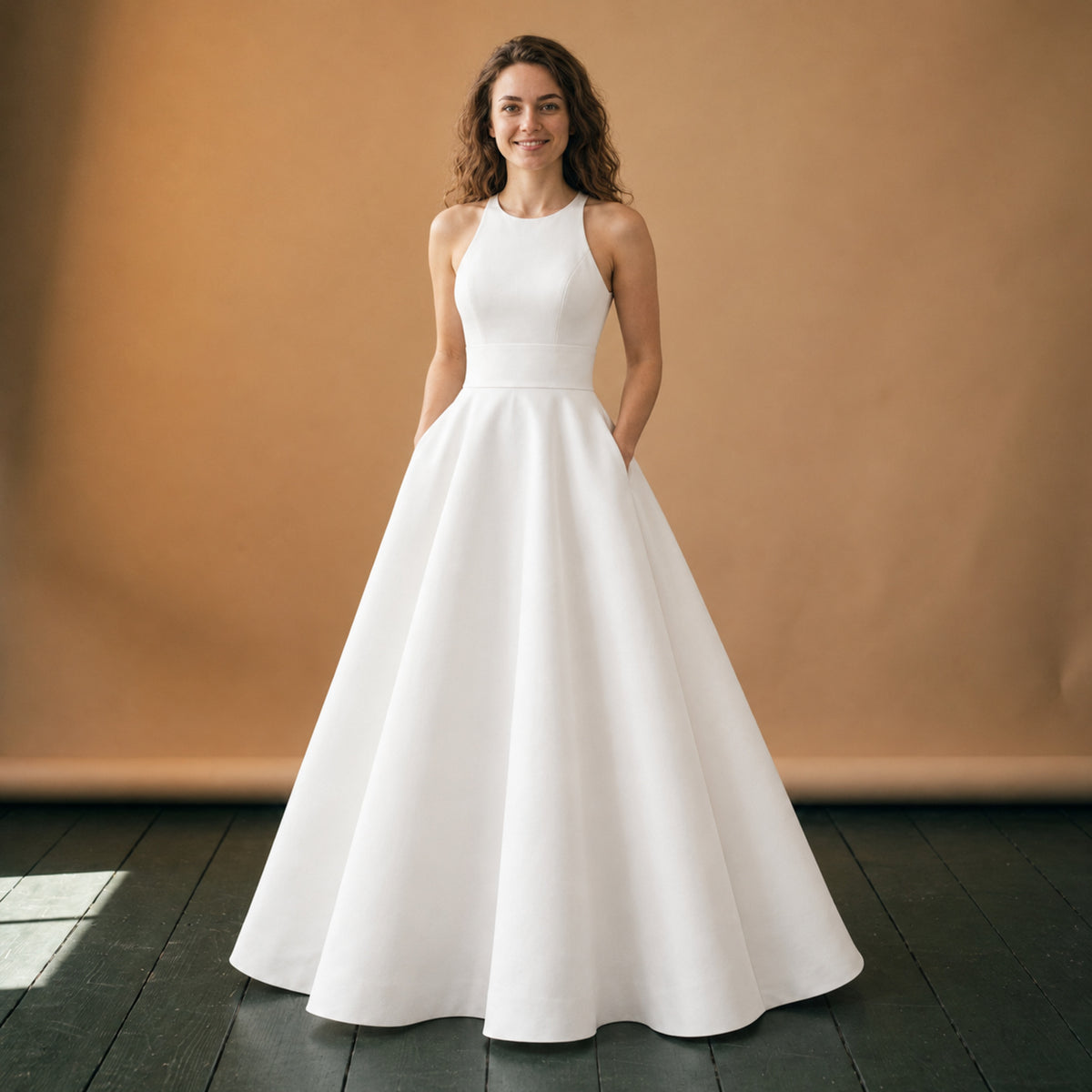 Robe de mariée vintage mi-longue avec dos en dentelle portée en studio, vue en pied Image