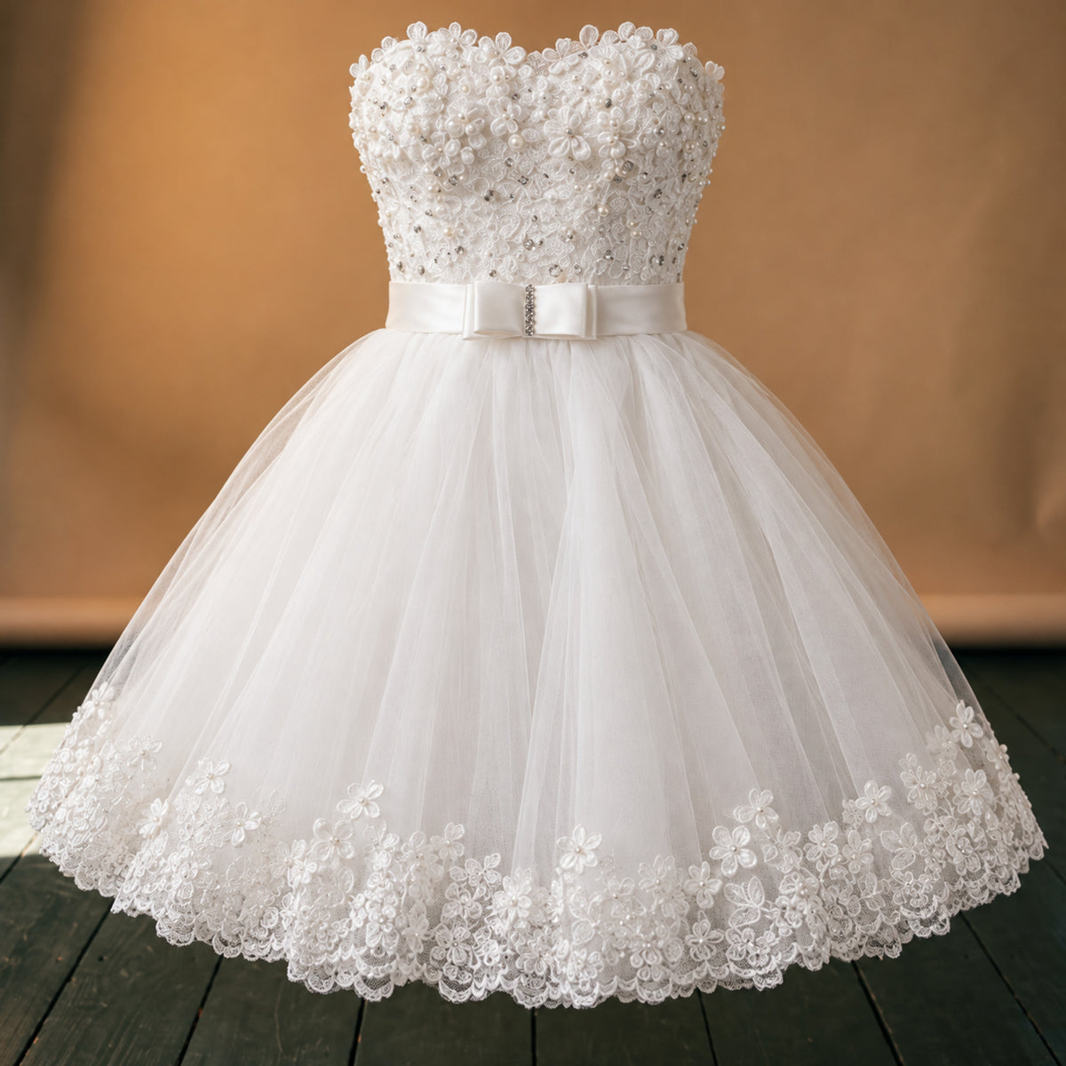Gros plan sur les appliques de dentelle et les couches de tulle de la robe de mariée vintage pin-up Image