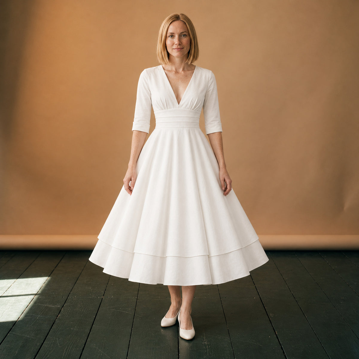 Robe de mariée vintage style années 50 à jupe ample portée en studio, décolleté en V, vue de face Image