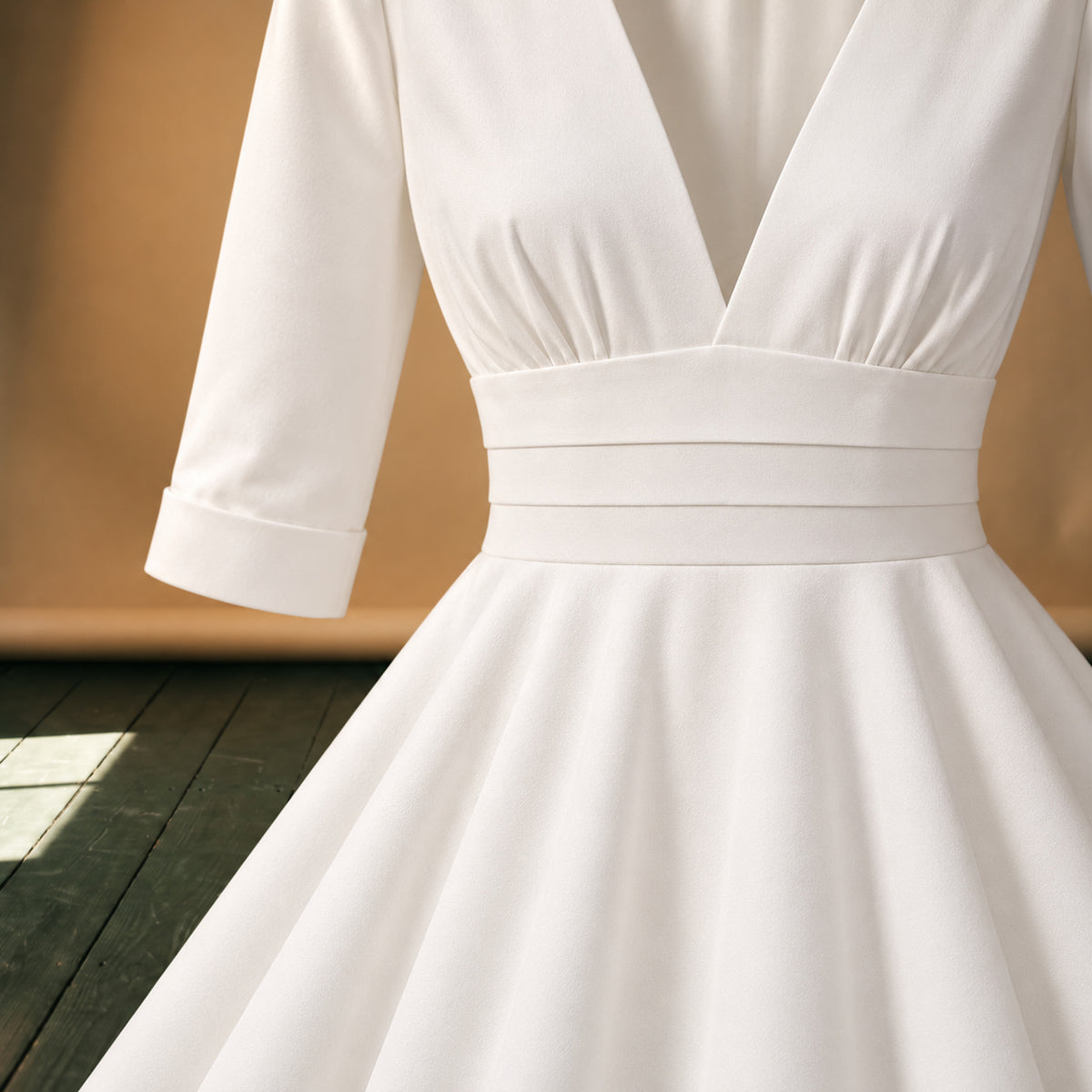 Gros plan sur le satin de polyester et le décolleté en V de la robe de mariée vintage années 50 Image