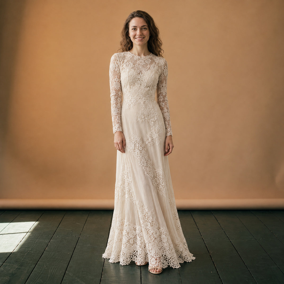 Robe de mariée bohème chic vintage à fines bretelles portée en studio, encolure bateau, vue de face Image