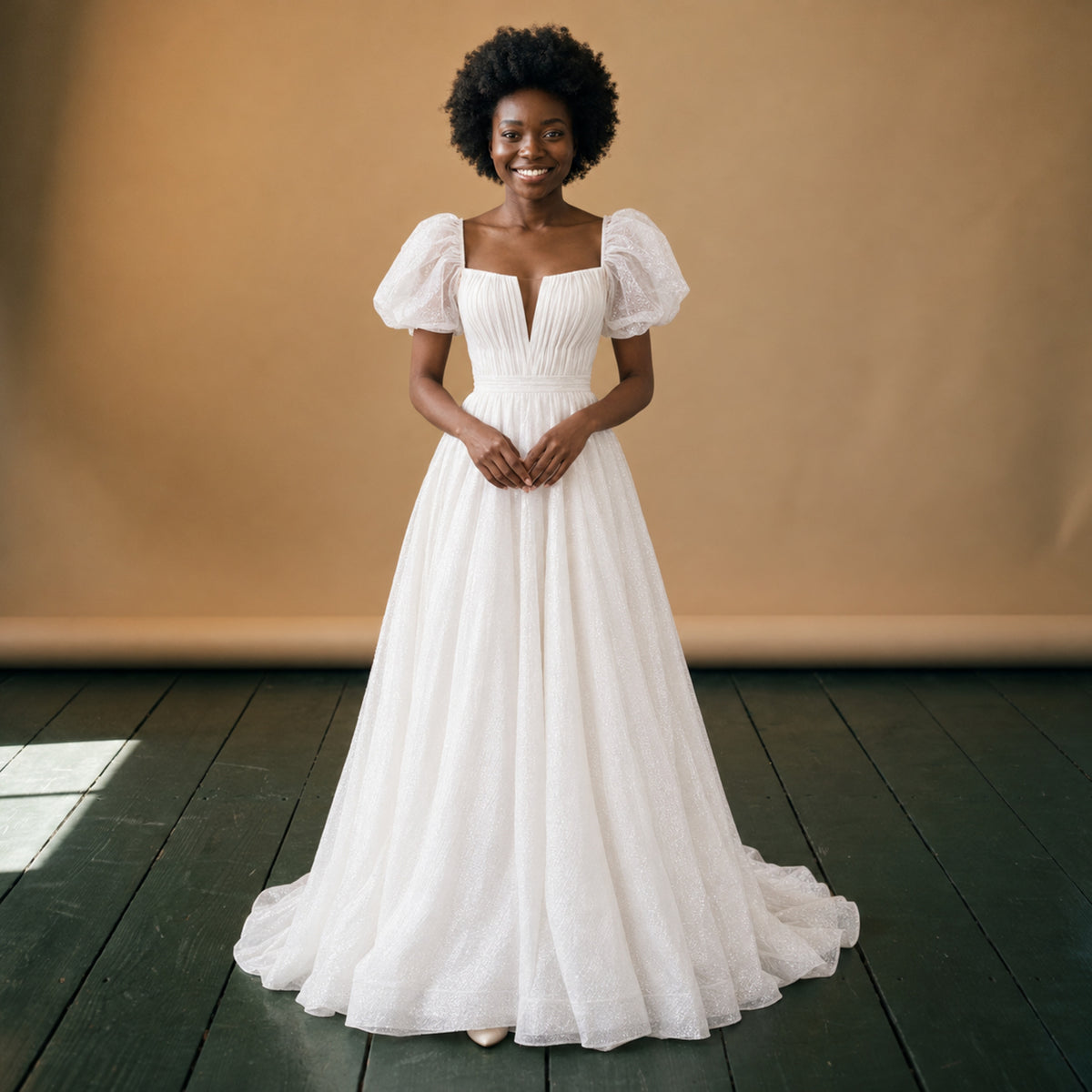 Robe de mariée style année 80 à manches bouffantes portée en studio, vue en pied de face Image