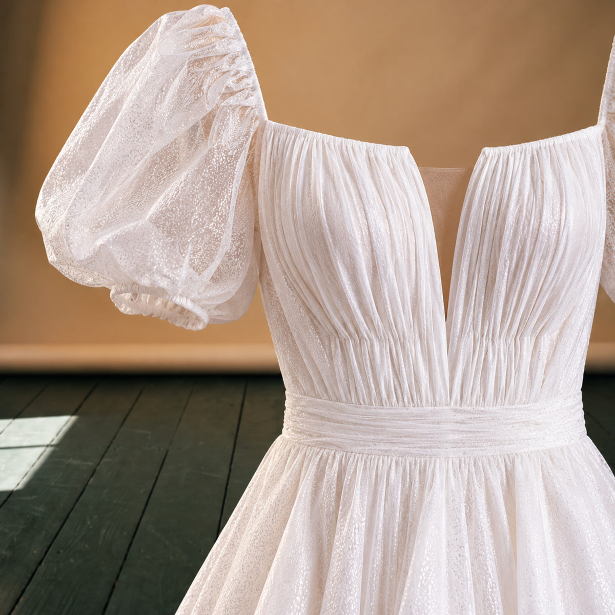 Gros plan sur les manches bouffantes et le buste de la robe de mariée style année 80 Image
