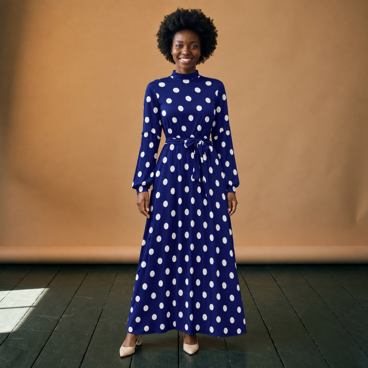Robe maxi années 80 à pois bleus et col roulé portée en studio, longueur chevilles, vue de face Image