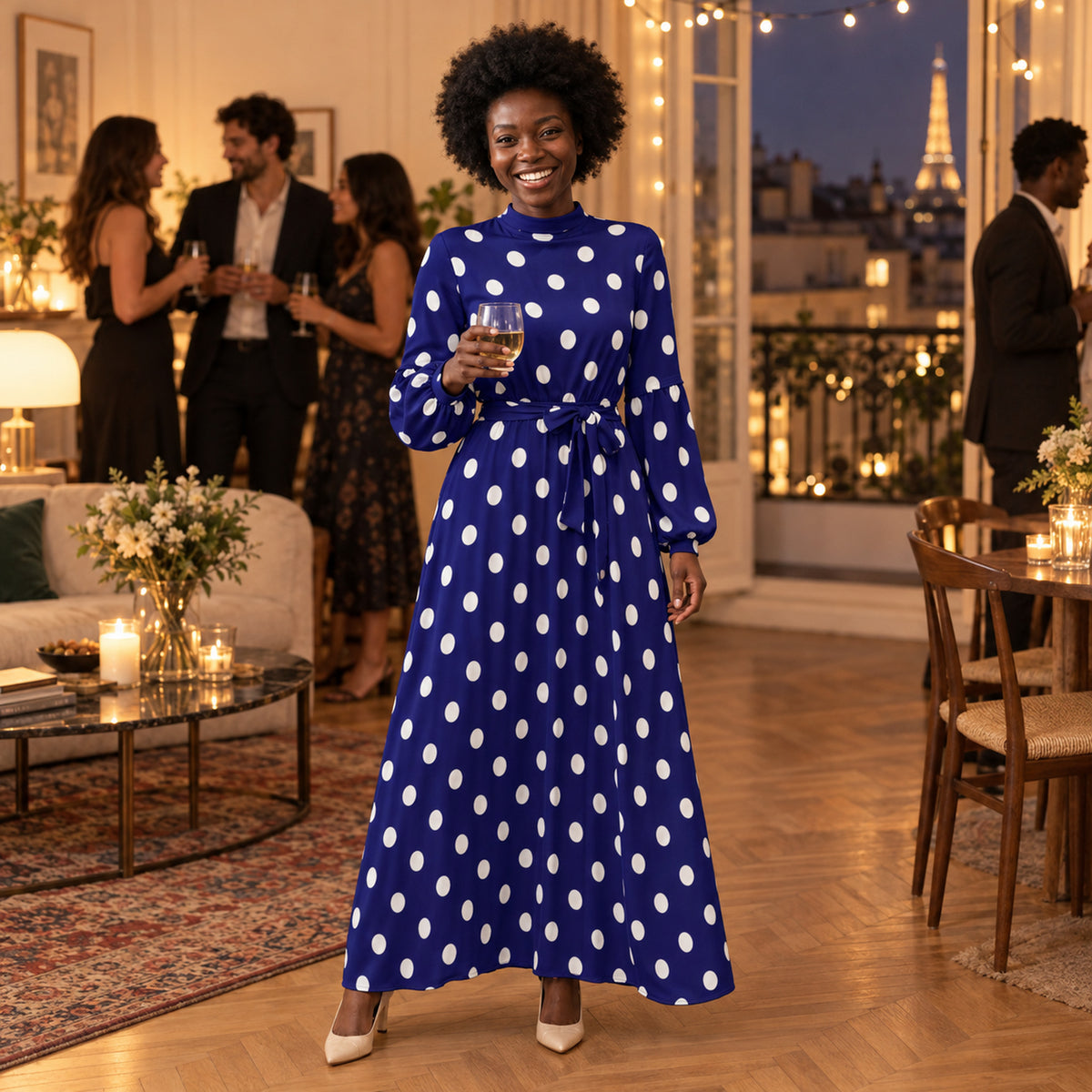 Femme portant la robe maxi années 80 à pois bleus lors d'une soirée à thème entre amis Image