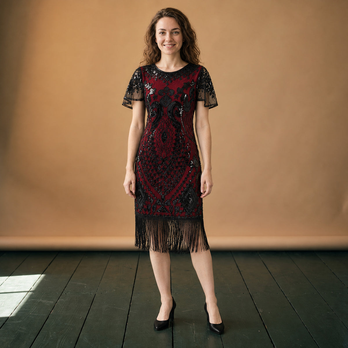 Robe style charleston pour mariage à sequins et franges portée en studio, vue de face et de dos Image