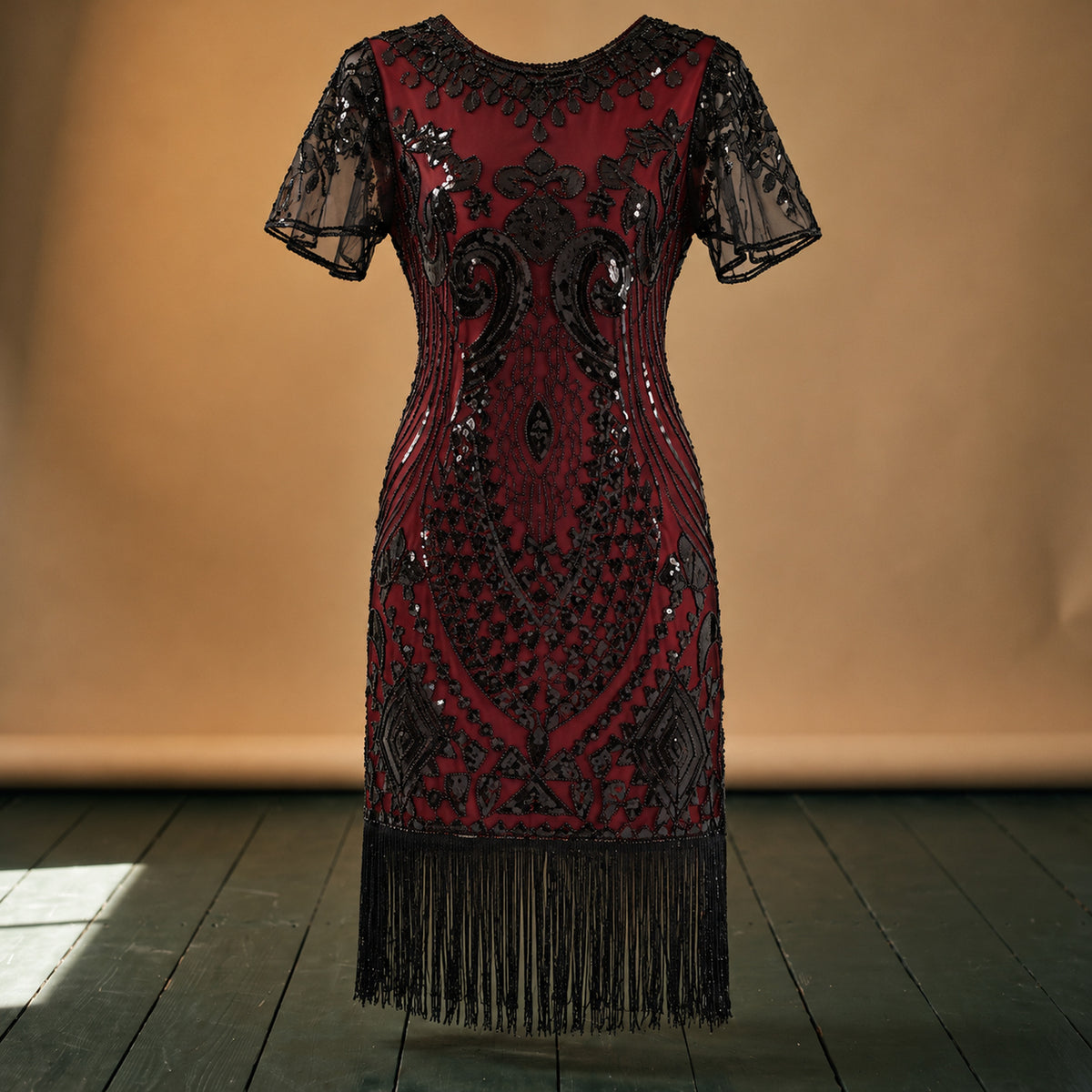 Gros plan sur les sequins, les perles brodées et les franges de la robe style charleston pour mariage Image
