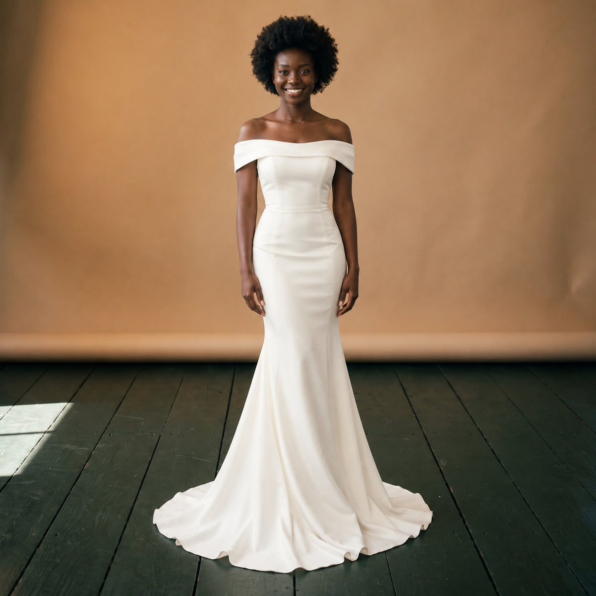 Robe style charleston pour mariage blanche à coupe sirène portée en studio, épaules dénudées, vue de profil Image