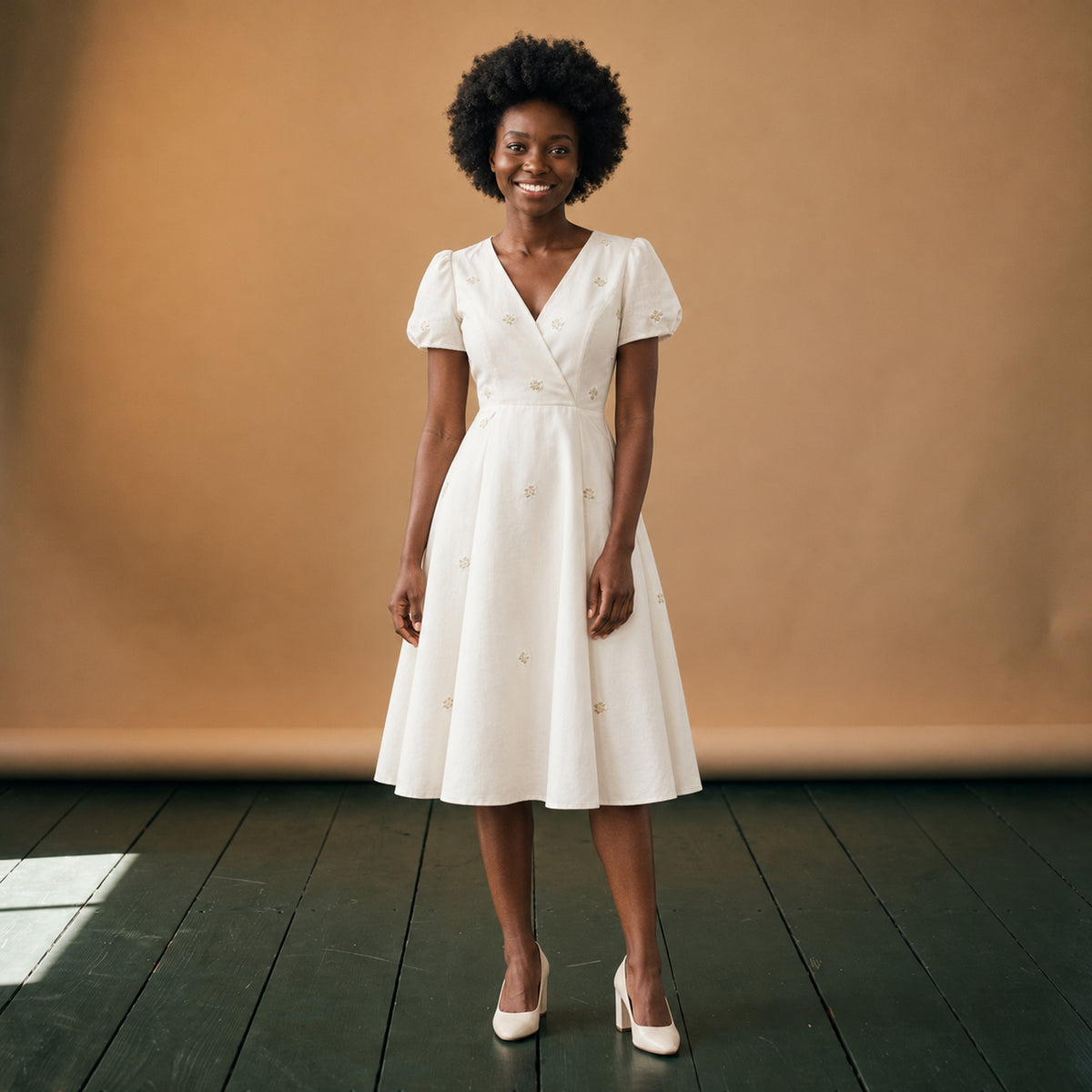 Robe style charleston blanche pour mariage portée en studio, longueur au-dessus du genou, vue de face Image