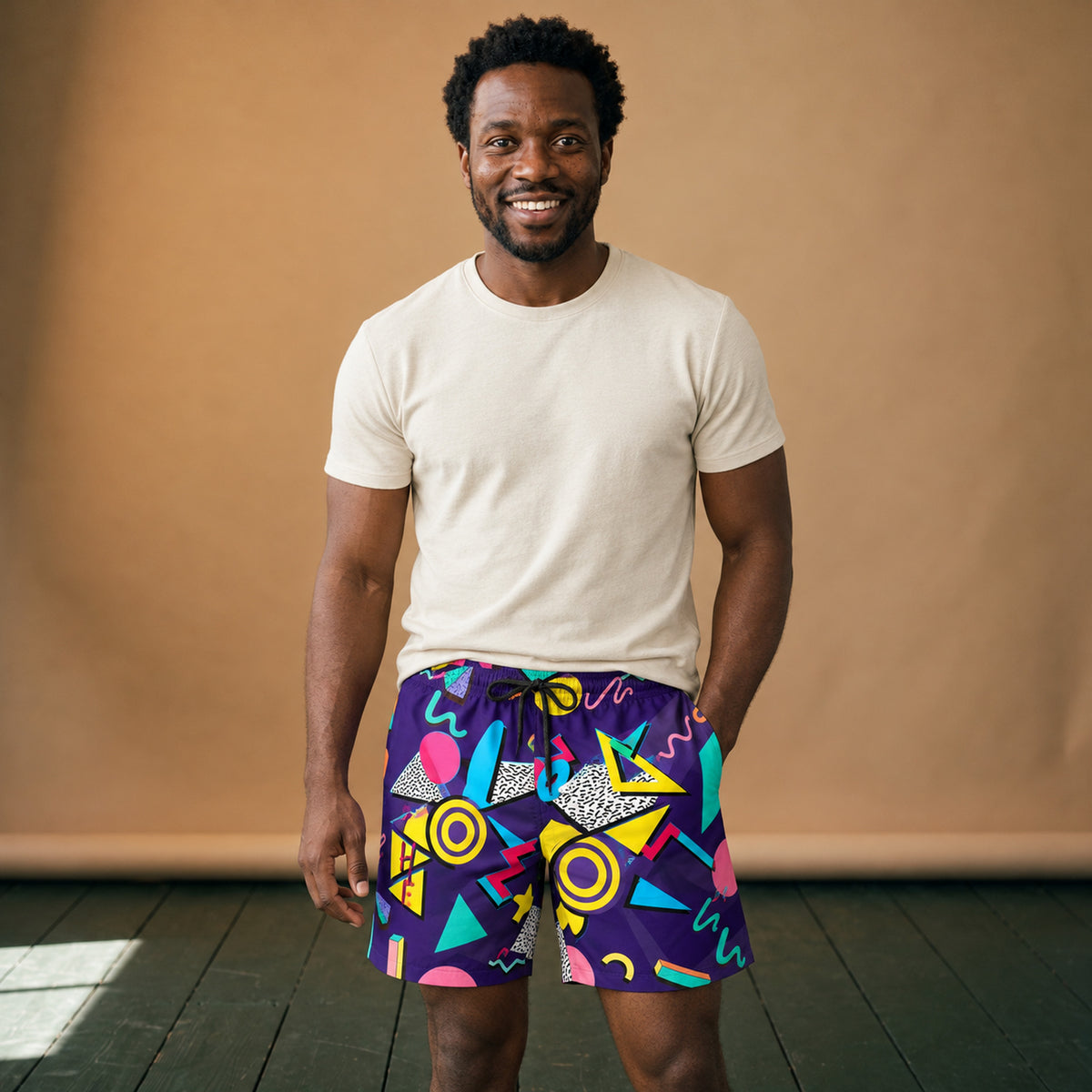 Short de bain homme imprimé années 80 à motifs géométriques porté en studio, vue de face Image