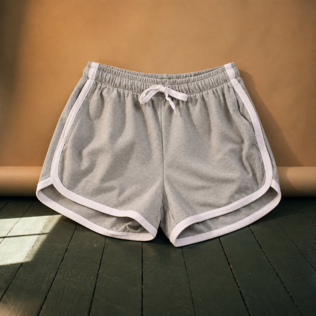 Gros plan sur le polyester léger et le liseré contrasté du short rétro années 80 Image