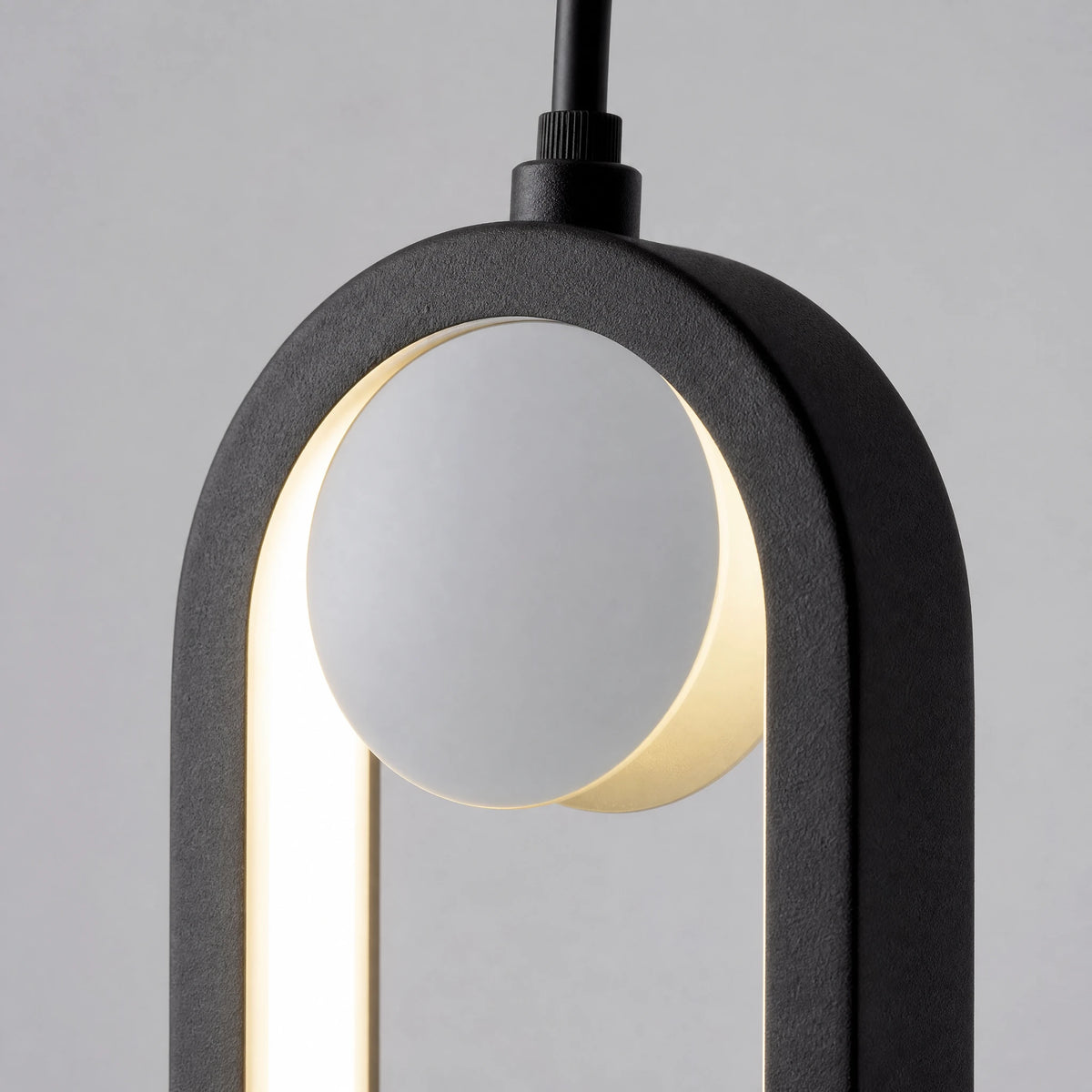 Suspension LED Minimaliste Ovale Noire ou Dorée - close-up détail matière