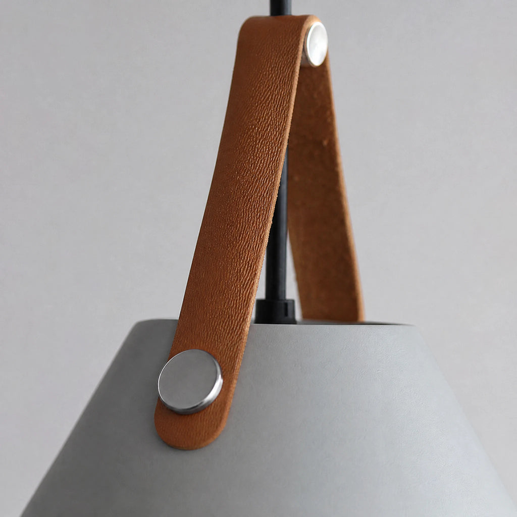 Suspension scandinave blanche avec lanière cuir - close-up détail matière