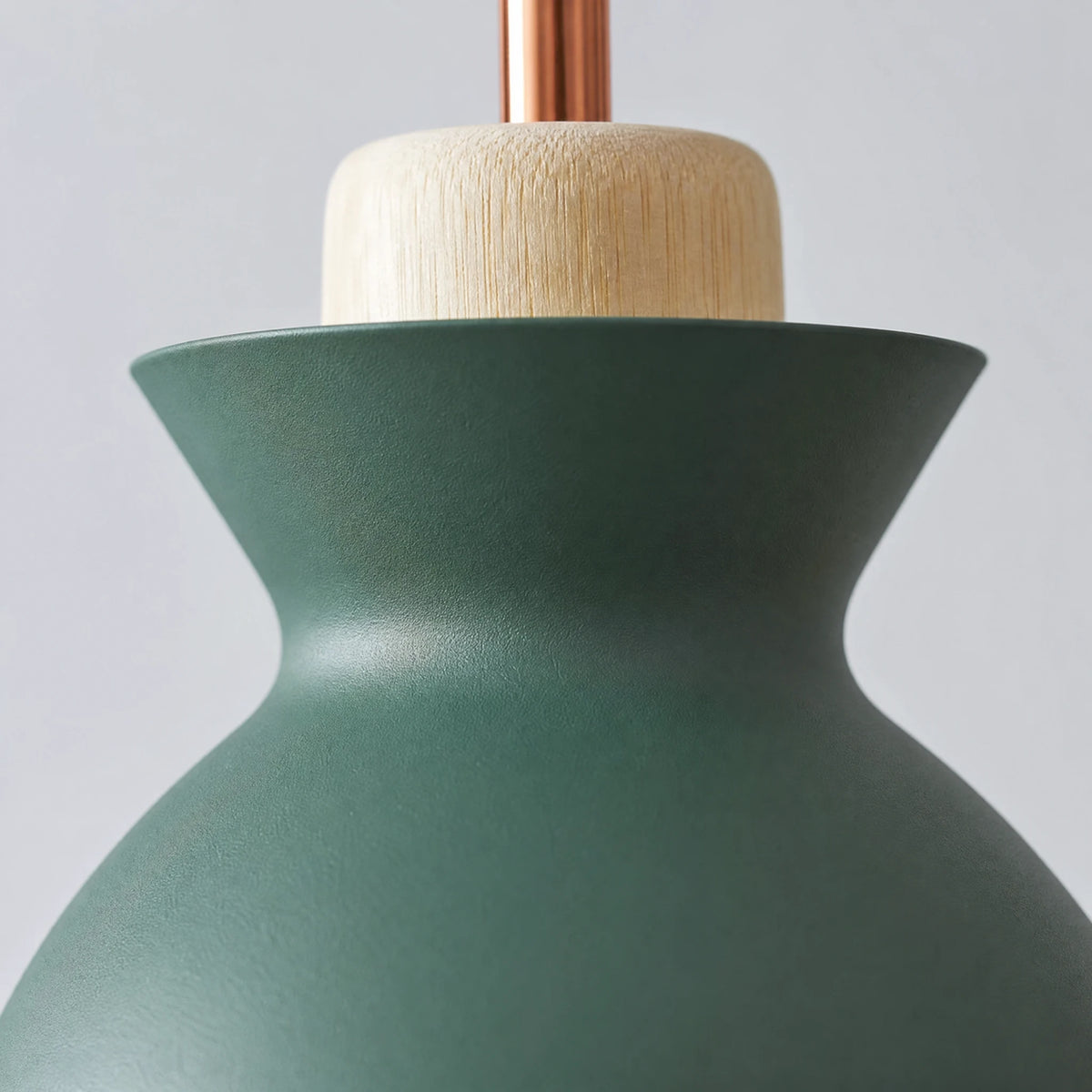 Suspension vintage colorée bois et métal avec abat-jour pastel - close-up détail matière