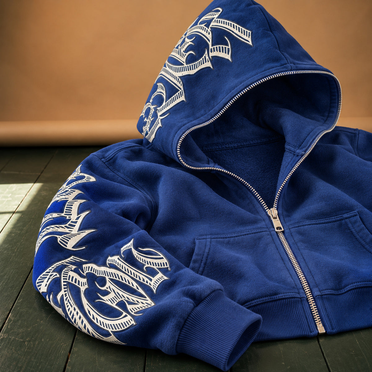Gros plan sur le lettrage blanc imprimé et la fermeture éclair du sweat à capuche femme vintage bleu Image