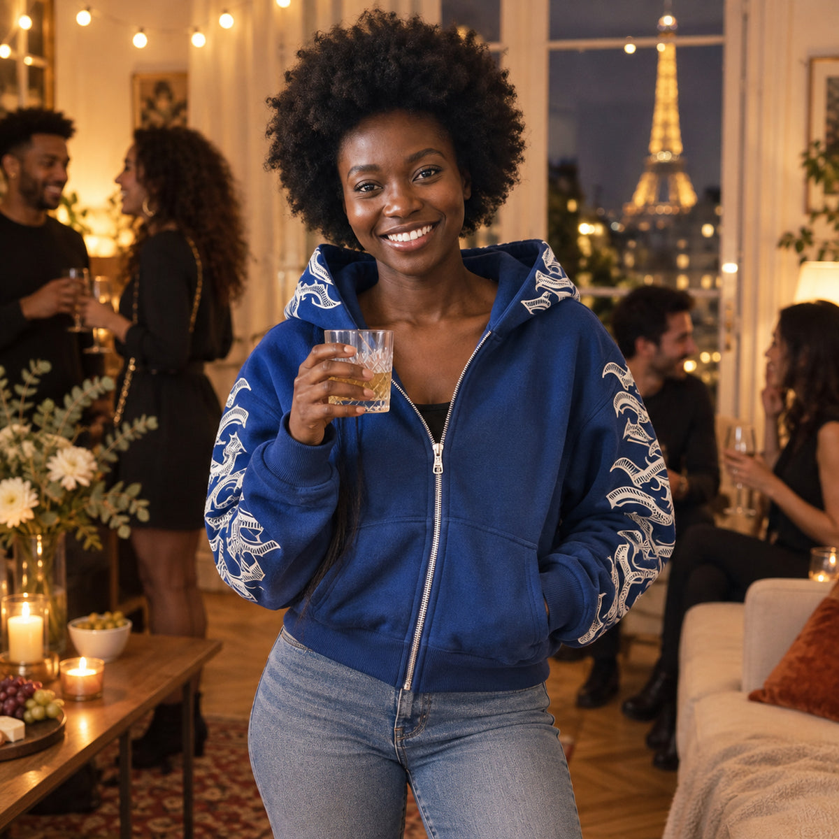 Femme portant le sweat à capuche vintage zippé à lettrage en terrasse un soir d'été, entre amies Image
