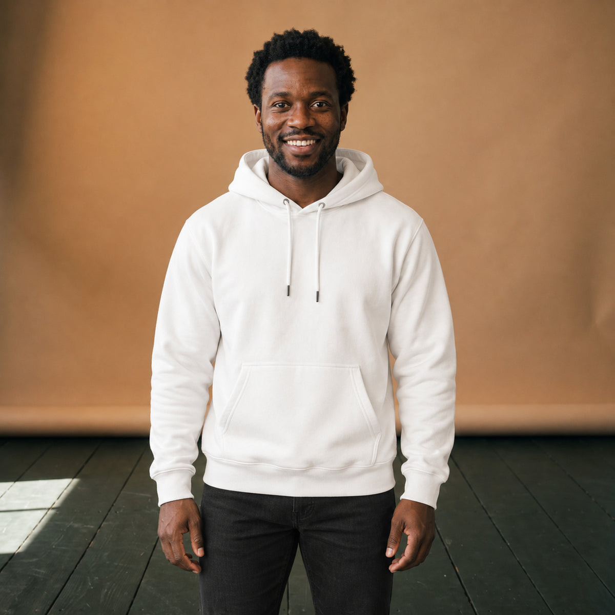 Sweat à capuche vintage homme blanc uni porté en studio, poche kangourou et cordons, vue de face Image