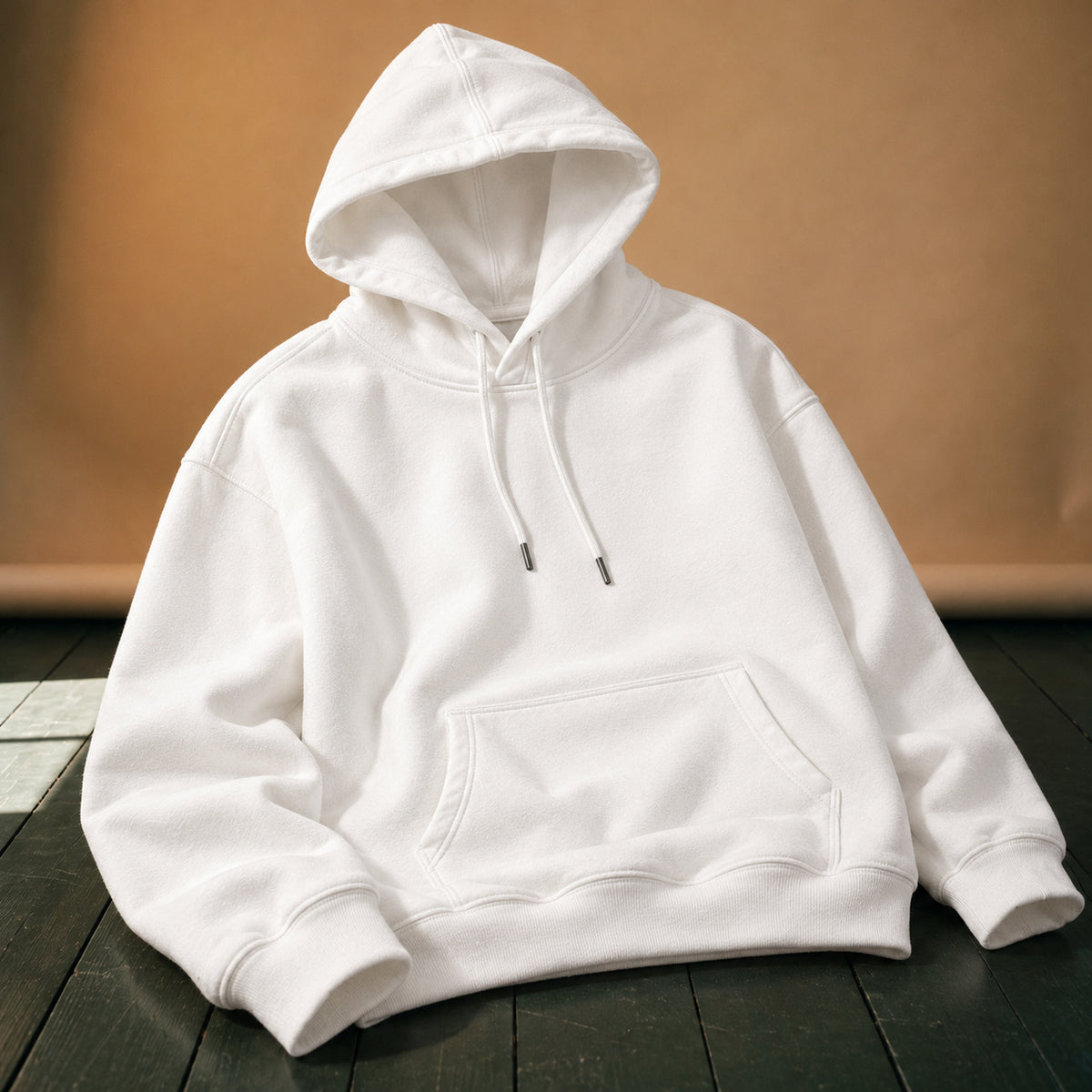 Gros plan sur les cordons à embouts métal et le coton du sweat à capuche vintage homme blanc Image