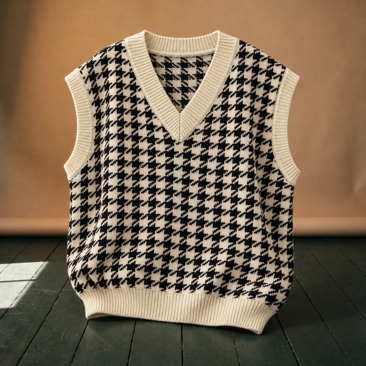 Gros plan sur la maille pied-de-poule noir et blanc et les côtes du col V du sweat vintage femme sans manches Image