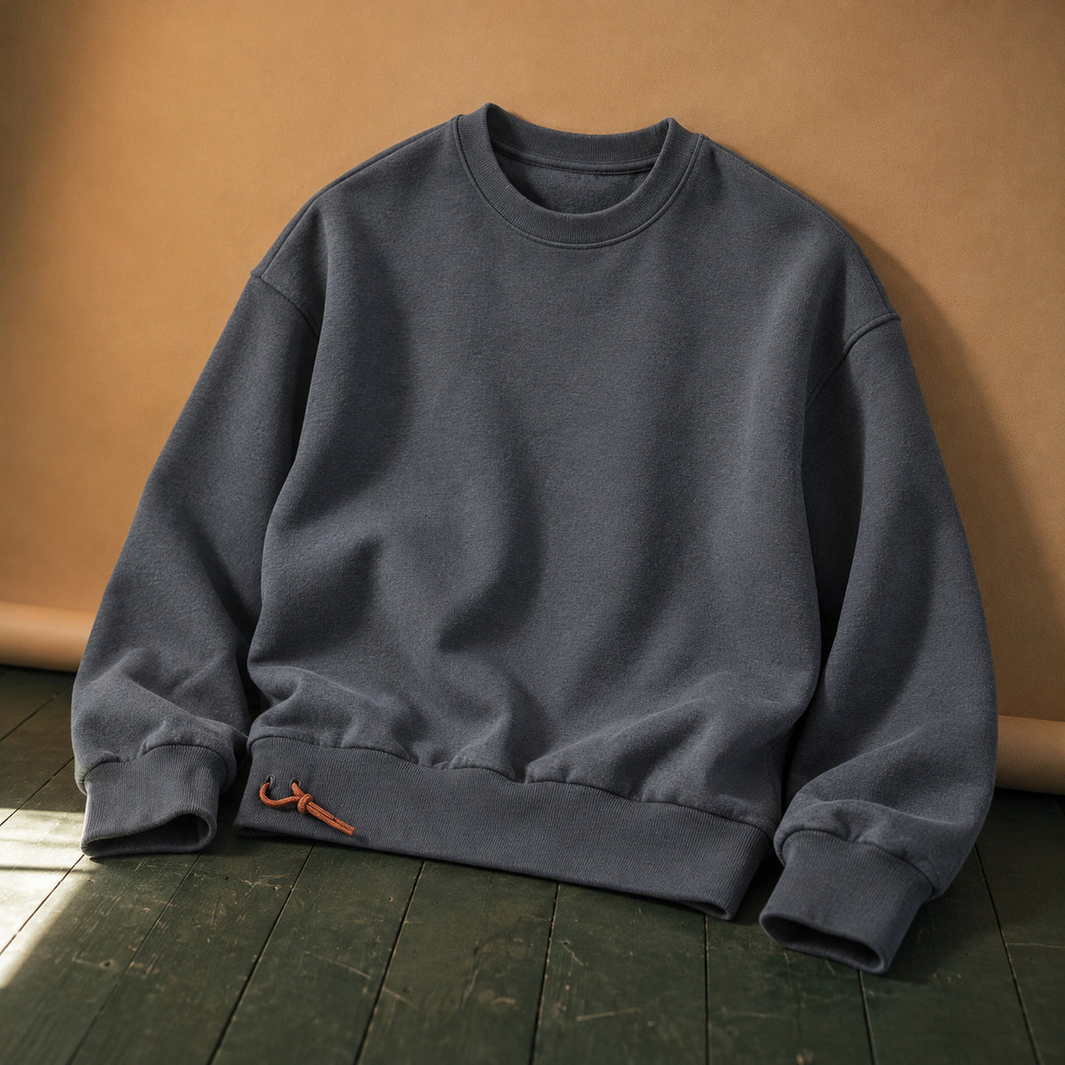 Gros plan sur les côtes du poignet et la matière du sweat-shirt homme vintage gris Image