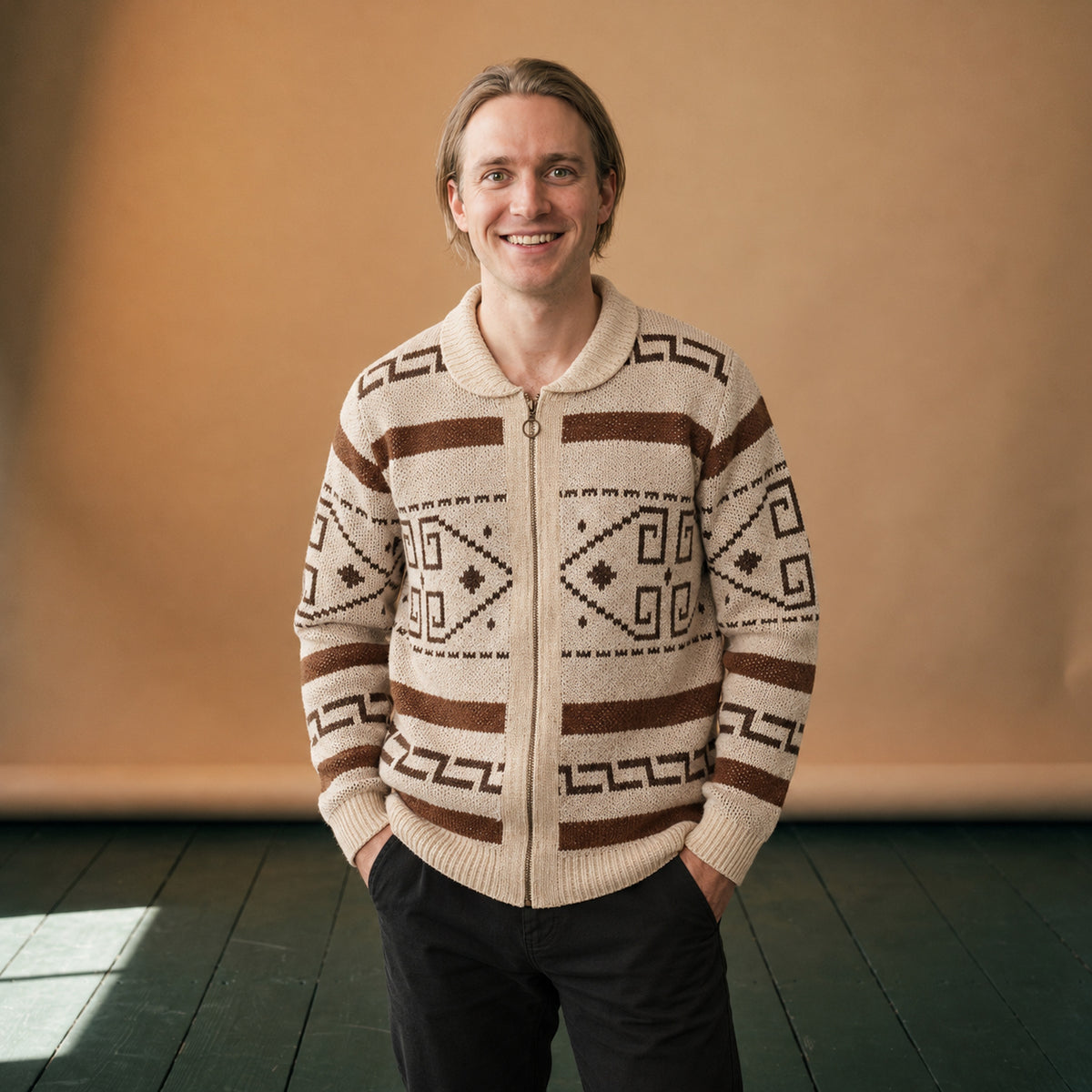 Sweat zippé homme vintage en maille beige à motifs géométriques marron porté en studio, col châle Image