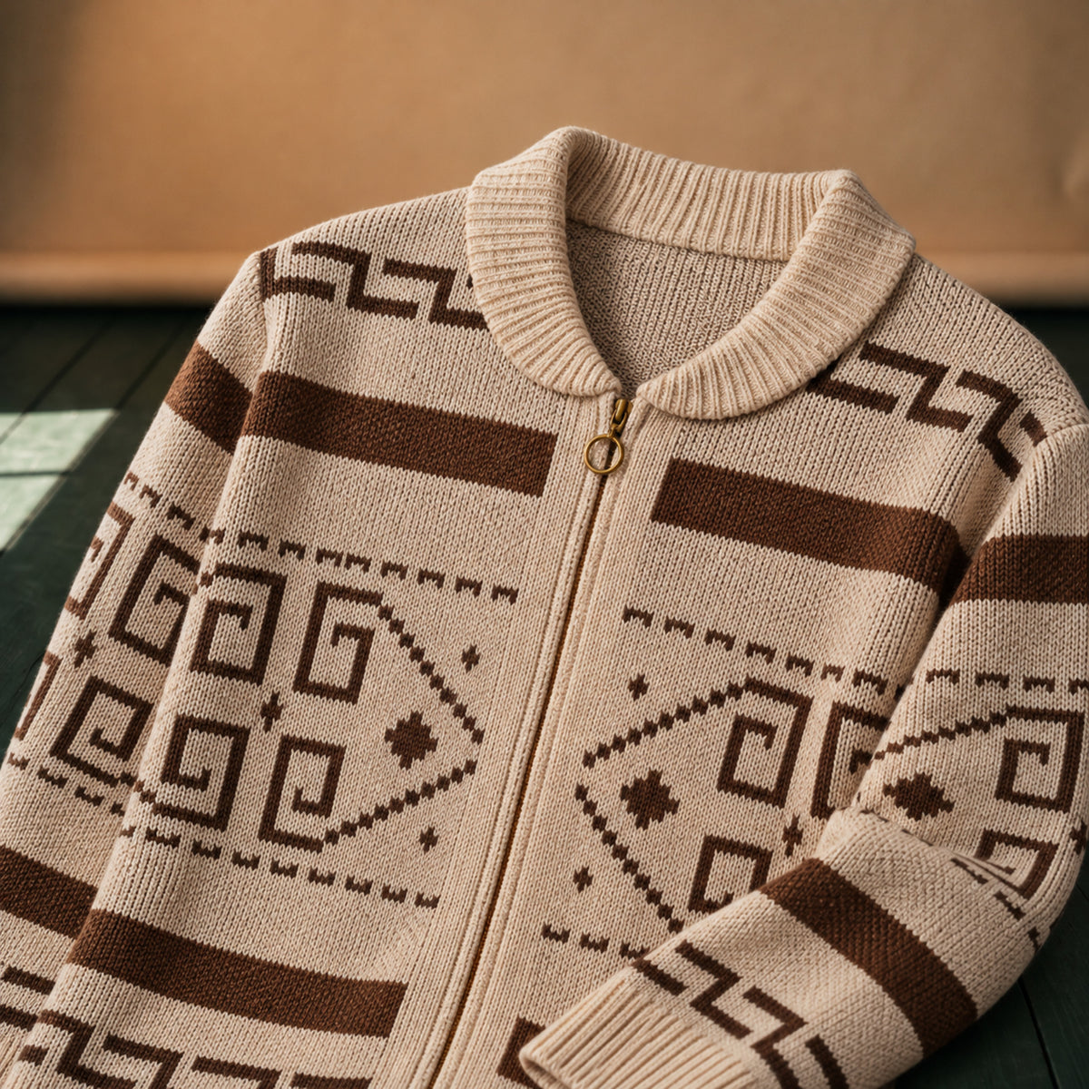 Gros plan sur la maille à motifs géométriques et la fermeture éclair du sweat zippé homme vintage Image