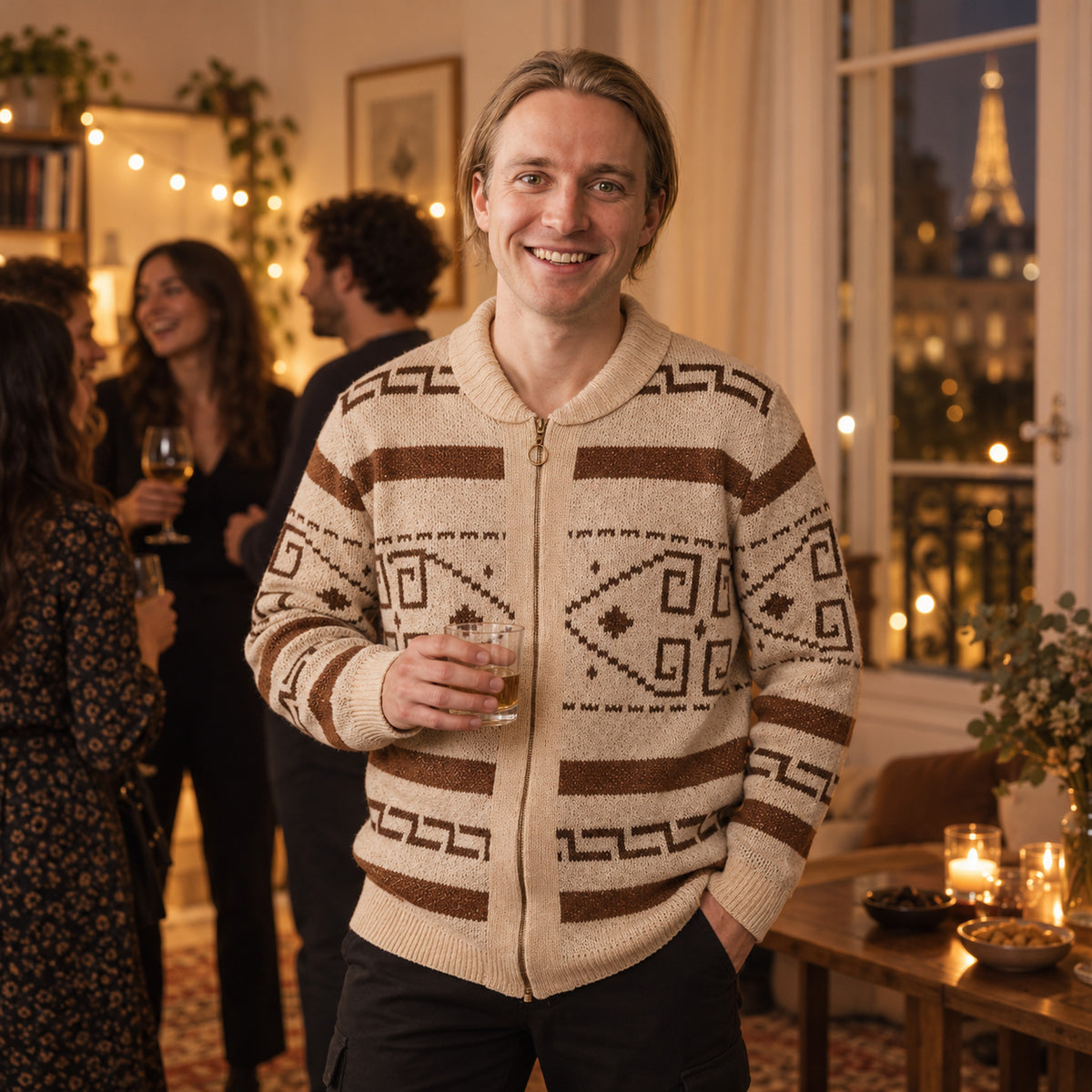 Homme portant le sweat zippé vintage en maille à motifs sur un marché d'automne, col relevé Image