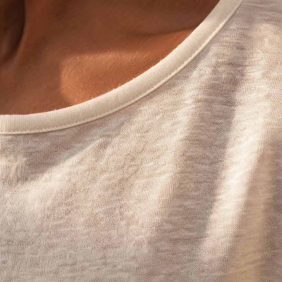 T-shirt à manches courtes et col rond vintage - close-up détail matière