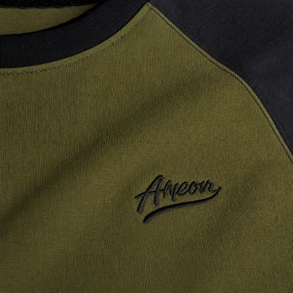 T-shirt raglan homme manches longues bicolore - close-up détail matière