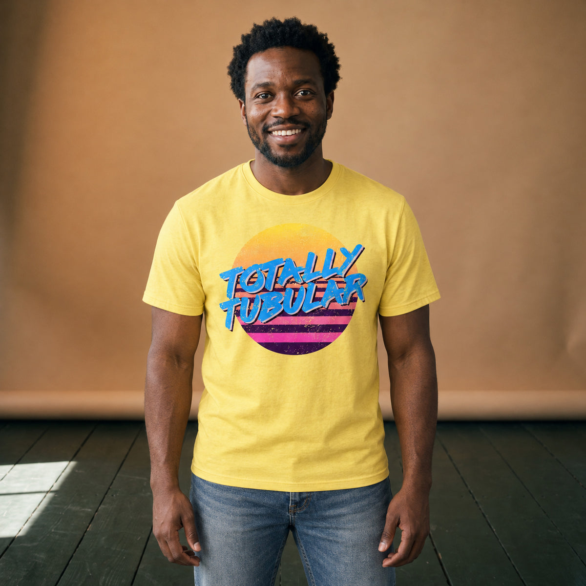 T-shirt rétro années 80 à motif soleil couchant rose et bleu porté par un homme en studio, vue de face Image