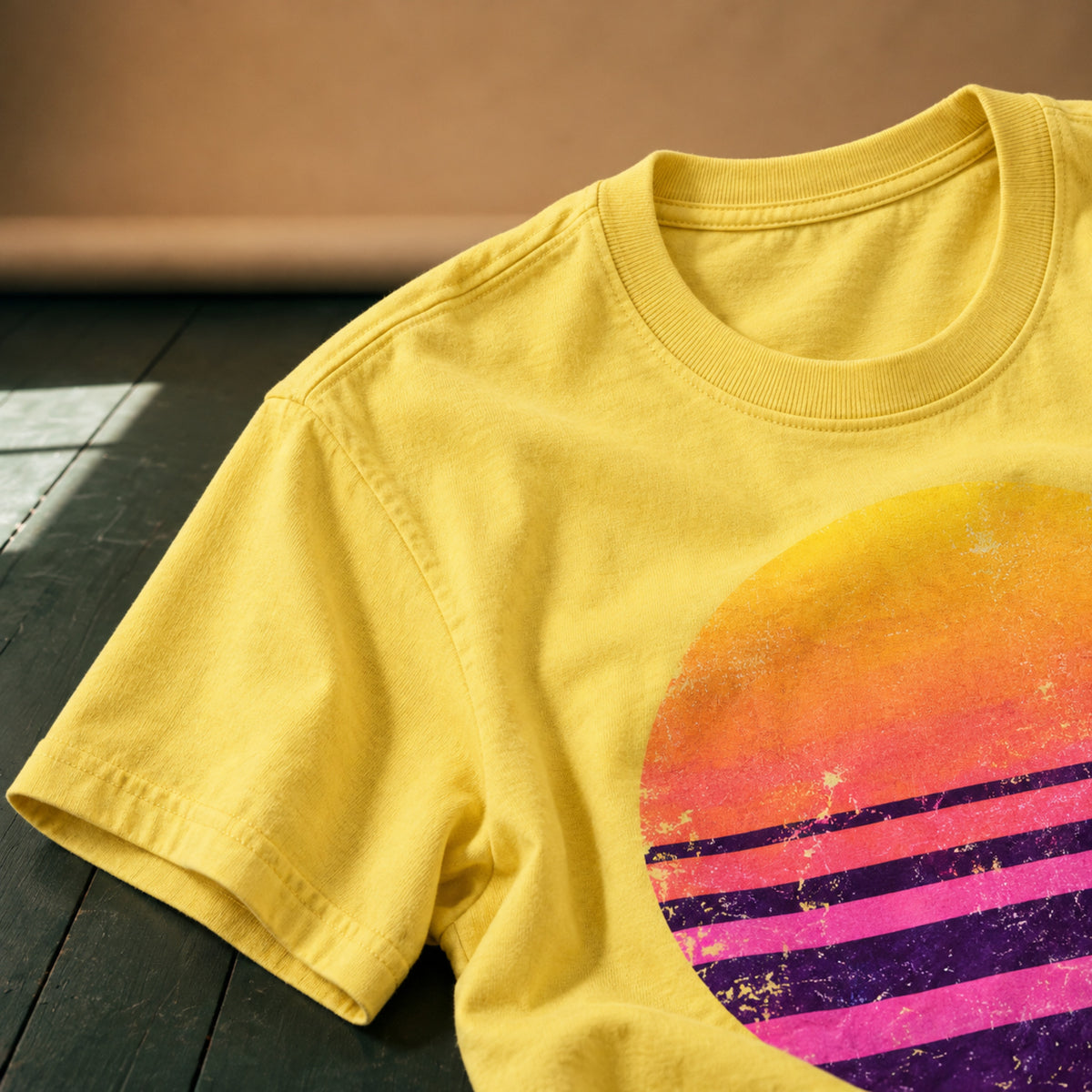 Gros plan sur le coton et le motif graphique soleil couchant du t-shirt rétro années 80 Image