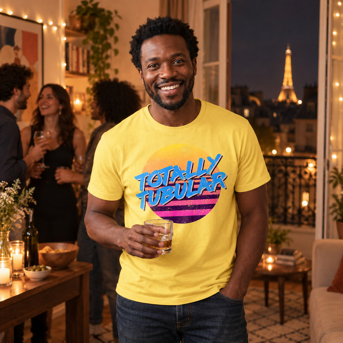 Homme portant le t-shirt rétro années 80 à motif coloré avec un jean lors d'une soirée entre amis Image
