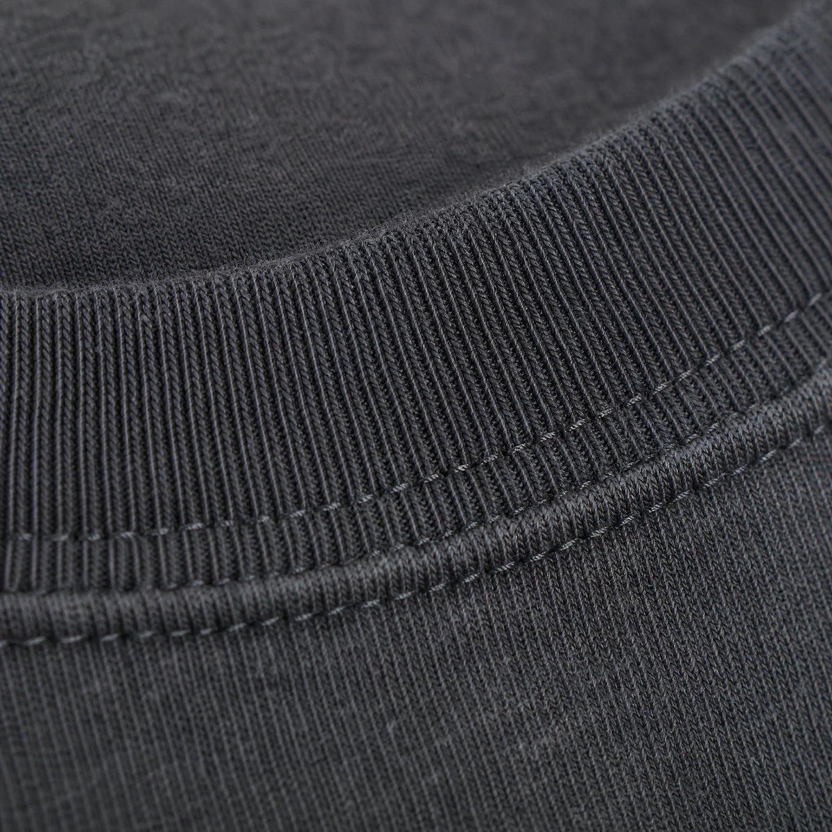 T-shirt vintage à manches courtes de couleur unie pour hommes - close-up détail matière