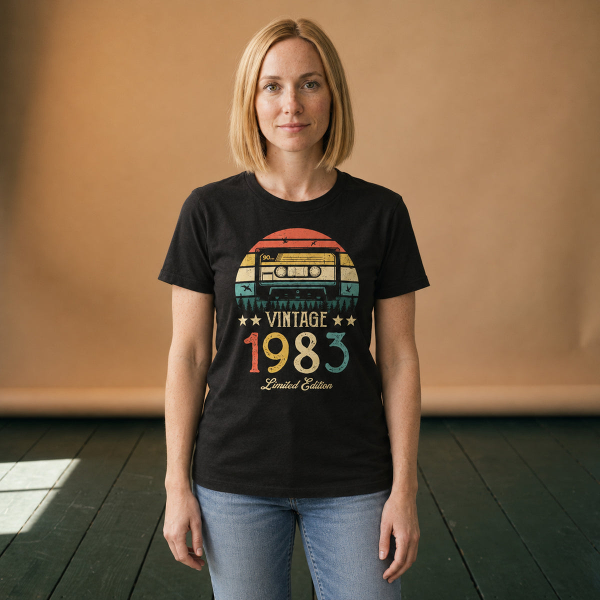 T-shirt vintage femme années 80 à imprimé cassette rétro porté en studio avec un jean, vue de face Image